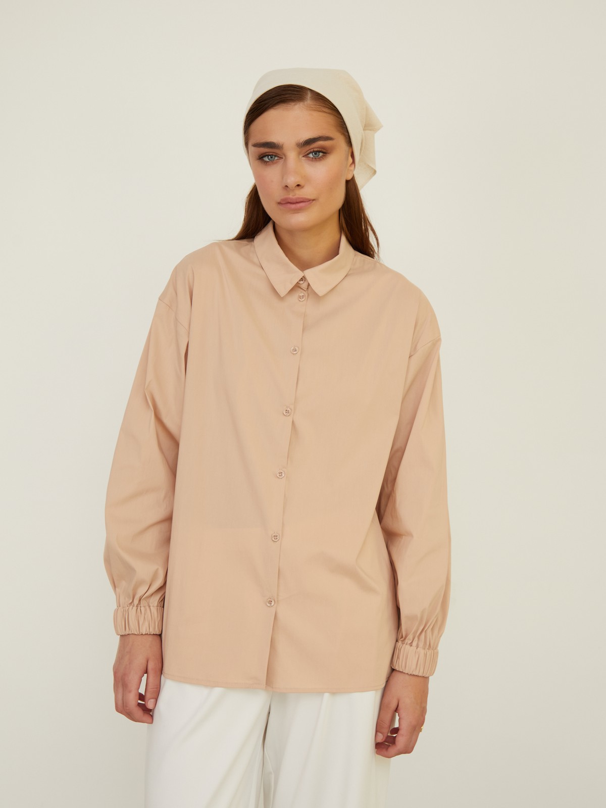 Рубашка с резинкой на манжетах. Свободного кроя с пышными рукавами.Модель выполнена из мягкой и приятной к телу ткани высокого качества. Отлично сочетается с джинсами mom-fit и юбками длины миди. Из обуви выбирайте изящные лодочки или обувь на плоском ходу.

На модели размер S