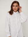 Рубашка с резинкой на манжетах. Свободного кроя с пышными рукавами.Модель выполнена из мягкой и приятной к телу ткани высокого качества. Отлично сочетается с джинсами mom-fit и юбками длины миди. Из обуви выбирайте изящные лодочки или обувь на плоском ходу.

На модели размер S