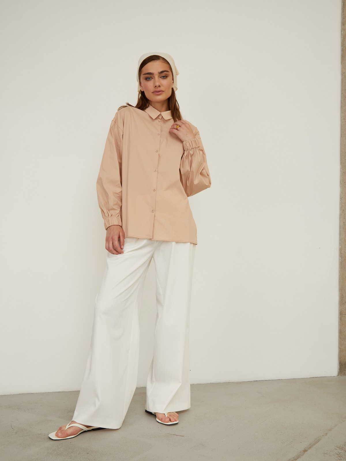 Рубашка с резинкой на манжетах. Свободного кроя с пышными рукавами.Модель выполнена из мягкой и приятной к телу ткани высокого качества. Отлично сочетается с джинсами mom-fit и юбками длины миди. Из обуви выбирайте изящные лодочки или обувь на плоском ходу.

На модели размер S