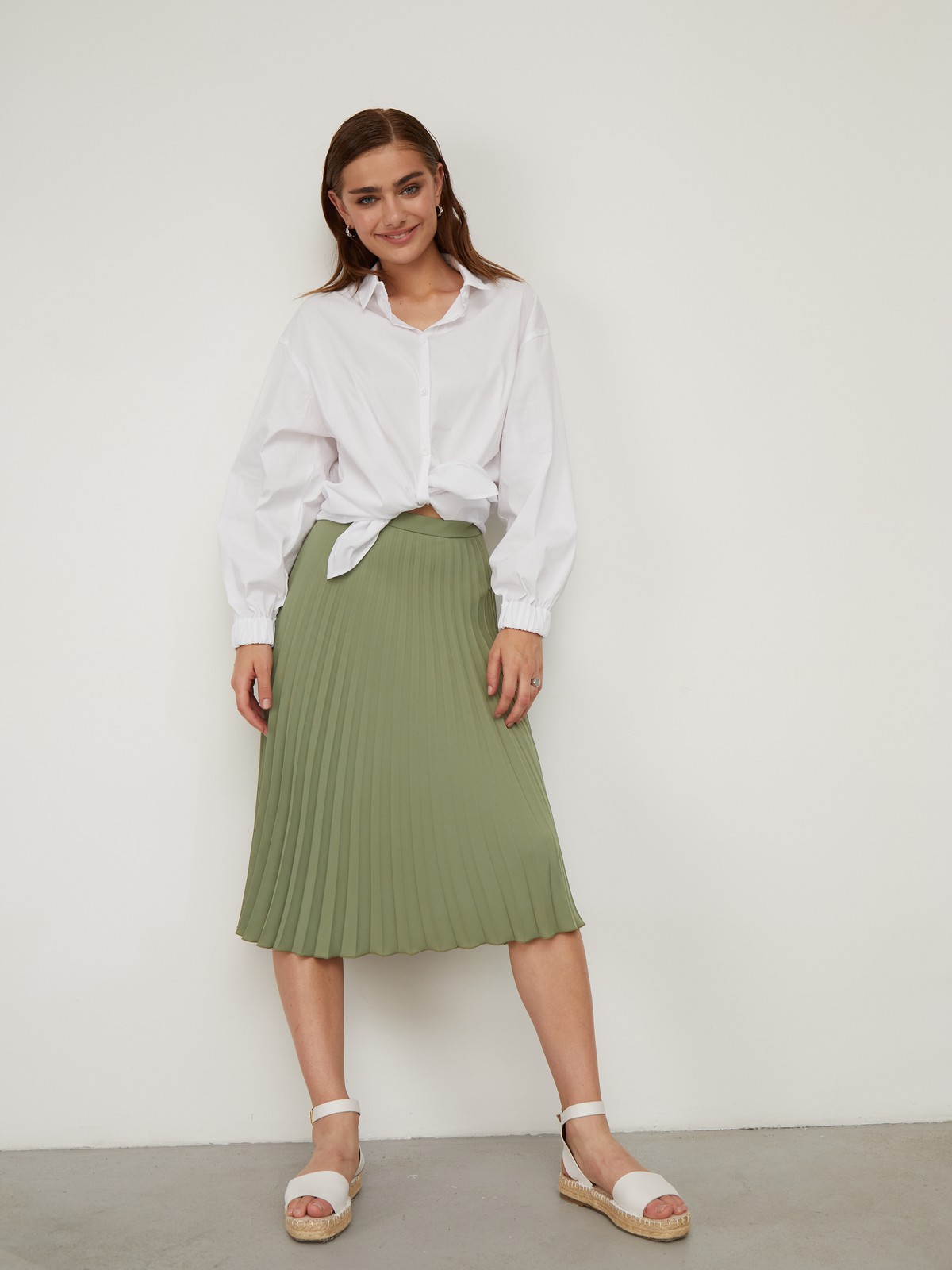 Рубашка с резинкой на манжетах. Свободного кроя с пышными рукавами.Модель выполнена из мягкой и приятной к телу ткани высокого качества. Отлично сочетается с джинсами mom-fit и юбками длины миди. Из обуви выбирайте изящные лодочки или обувь на плоском ходу.

На модели размер S