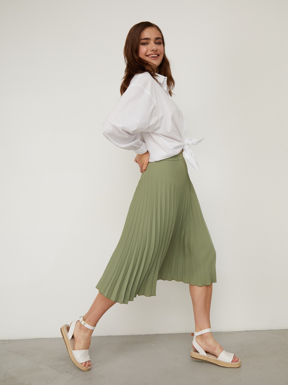 


Юбка средней длины А-силуэта с широкой плиссировкой и пришивным поясом на талии.

На модели размер M