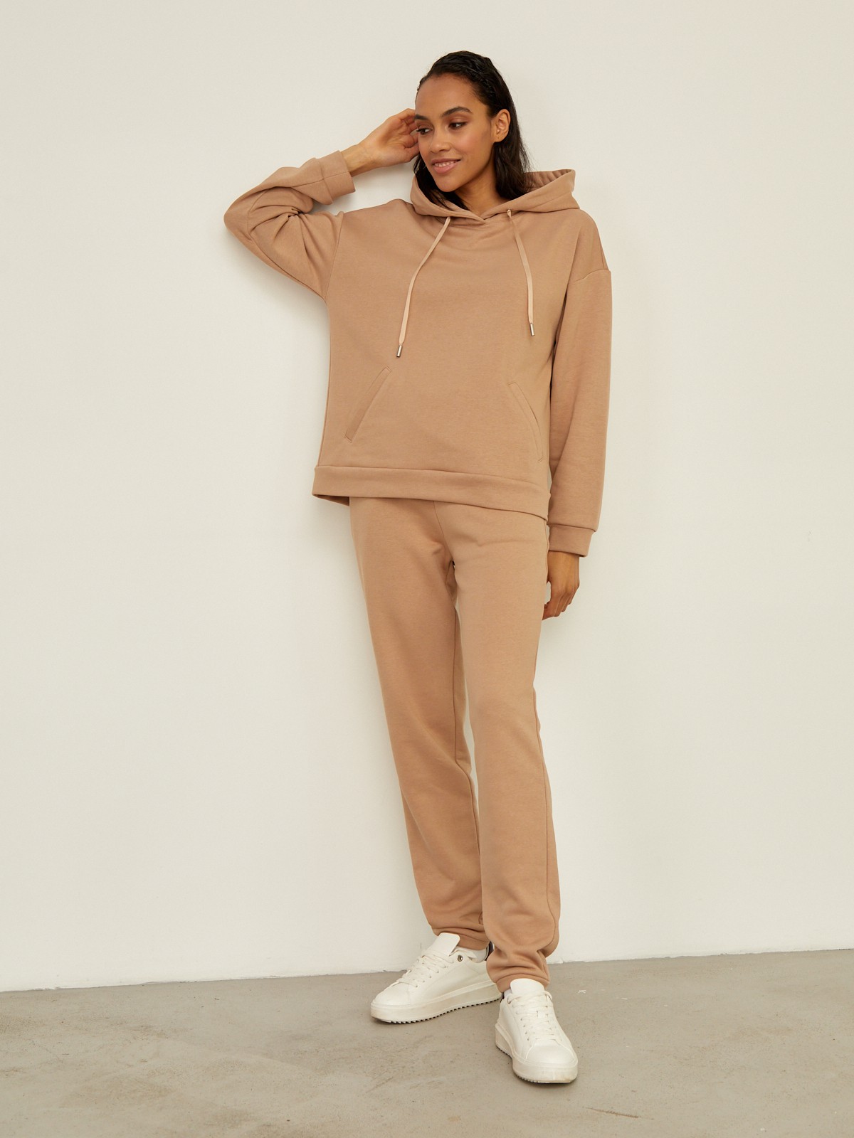 Худи свободного силуэта. Модель дополнена регулируемым капюшоном и двумя карманами. Дополните расслабленный образ спортивными брюками в тон.

На модели размер XS