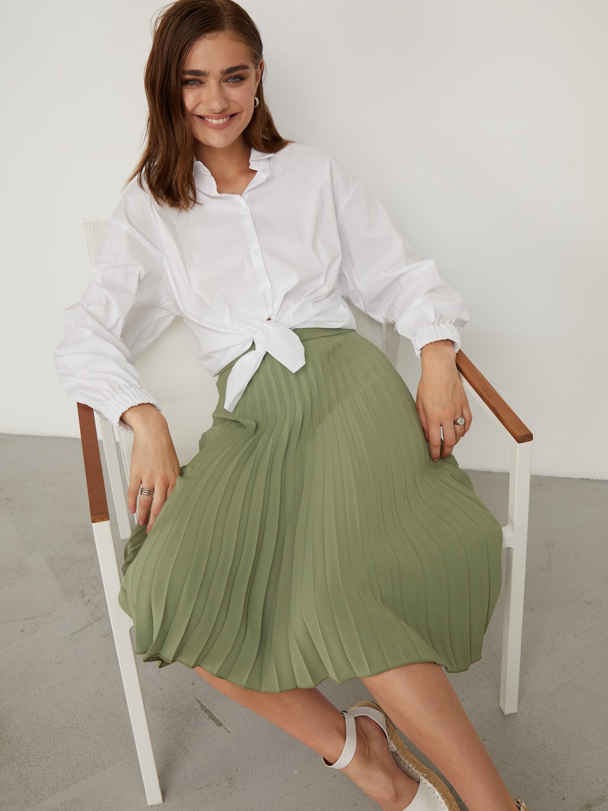 


Юбка средней длины А-силуэта с широкой плиссировкой и пришивным поясом на талии.

На модели размер M