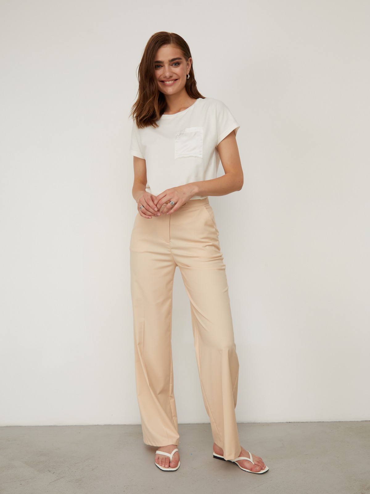 Брюки PA024, цвет: бежевый Allweneed Широкие брюки на высокой талии с затёжкой на две пуговицы и молнию. В сочетаниис обувью на каблуках удлиняют ноги и вытягивают рост.
На модели размер XS