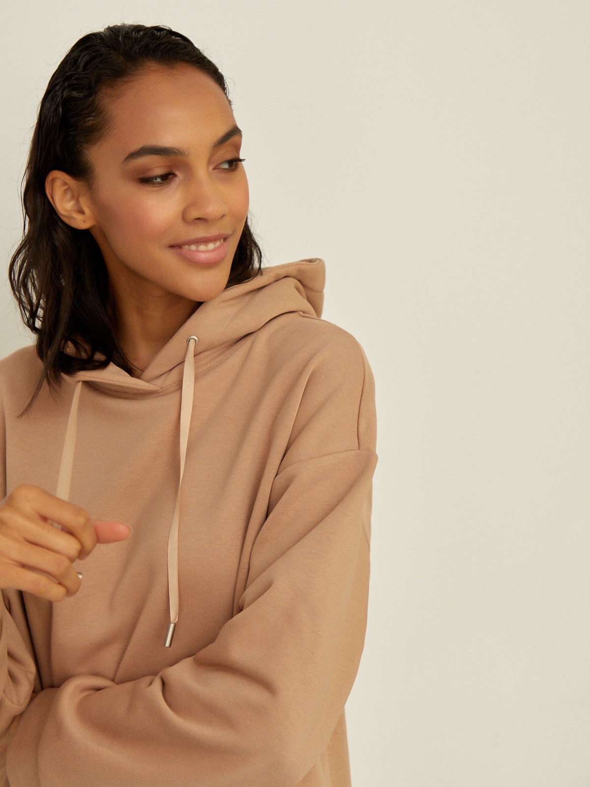 Худи свободного силуэта. Модель дополнена регулируемым капюшоном и двумя карманами. Дополните расслабленный образ спортивными брюками в тон.

На модели размер XS