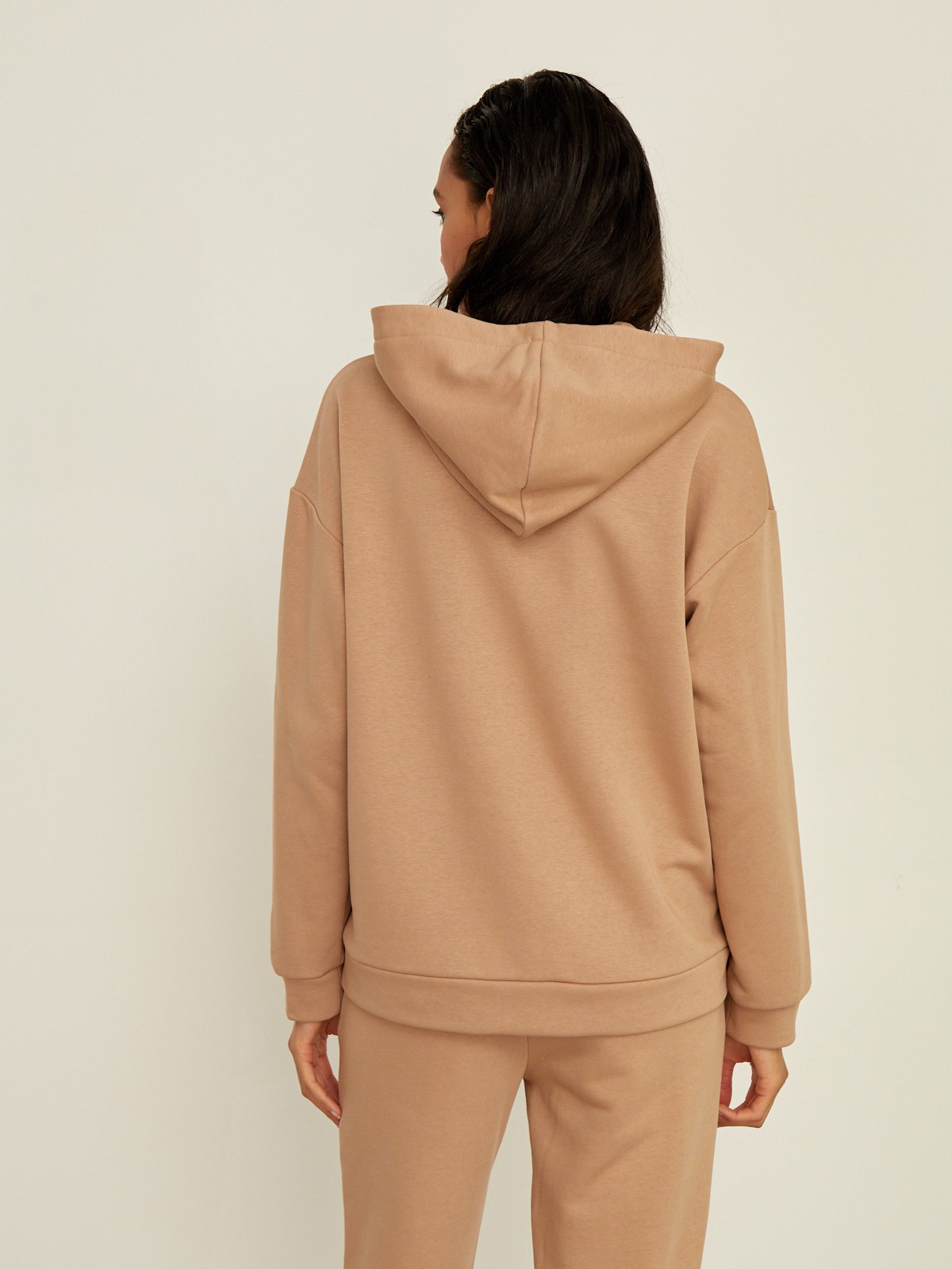 Худи свободного силуэта. Модель дополнена регулируемым капюшоном и двумя карманами. Дополните расслабленный образ спортивными брюками в тон.

На модели размер XS