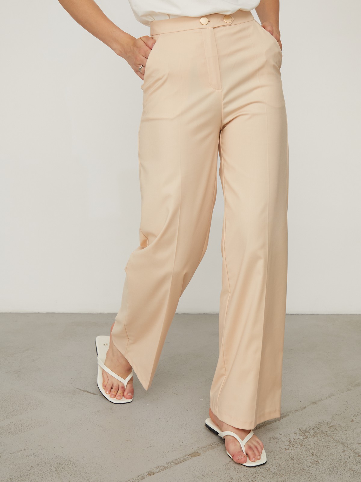 Брюки PA024, цвет: бежевый Allweneed Широкие брюки на высокой талии с затёжкой на две пуговицы и молнию. В сочетаниис обувью на каблуках удлиняют ноги и вытягивают рост.
На модели размер XS