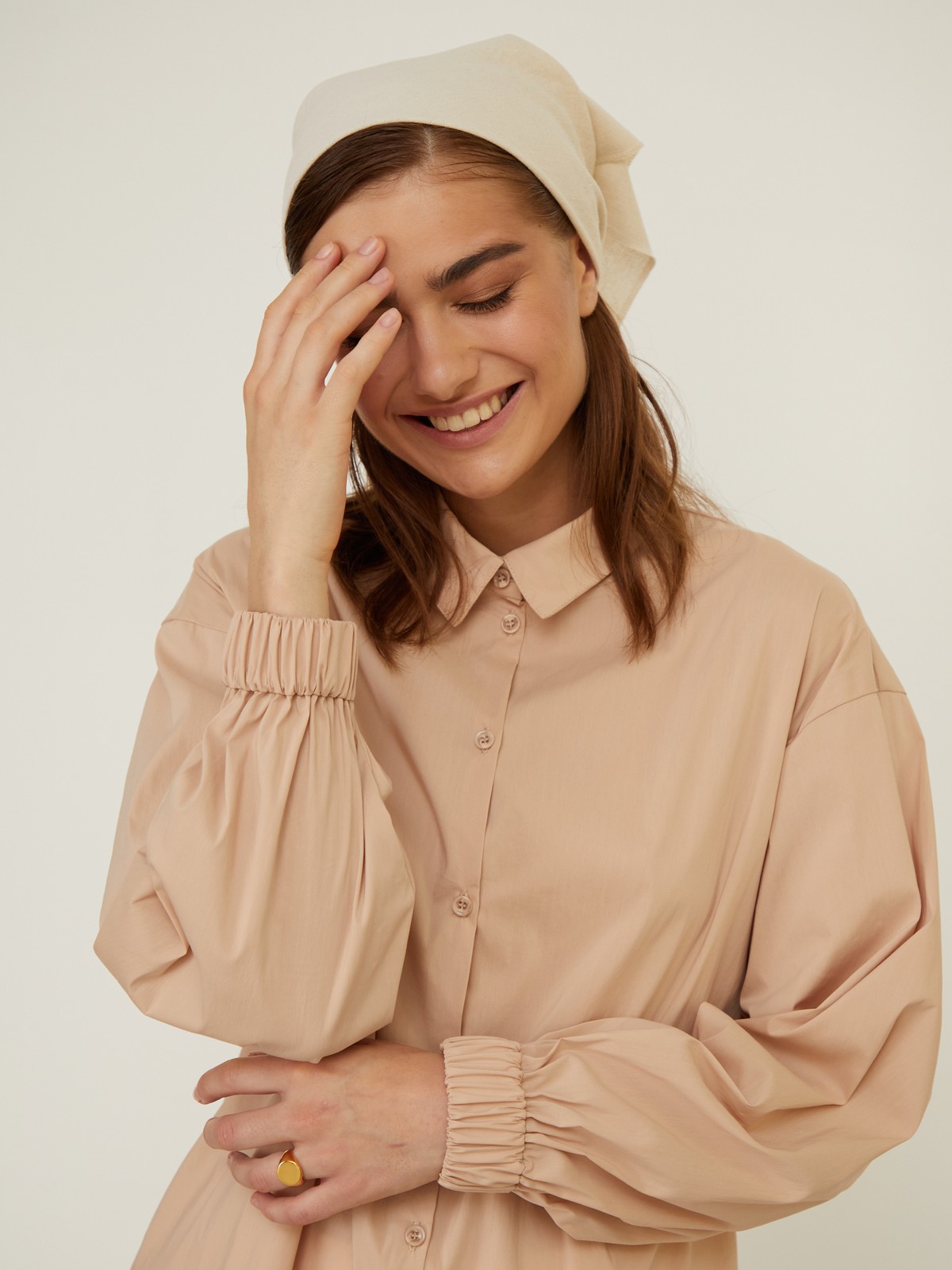 Рубашка с резинкой на манжетах. Свободного кроя с пышными рукавами.Модель выполнена из мягкой и приятной к телу ткани высокого качества. Отлично сочетается с джинсами mom-fit и юбками длины миди. Из обуви выбирайте изящные лодочки или обувь на плоском ходу.

На модели размер S