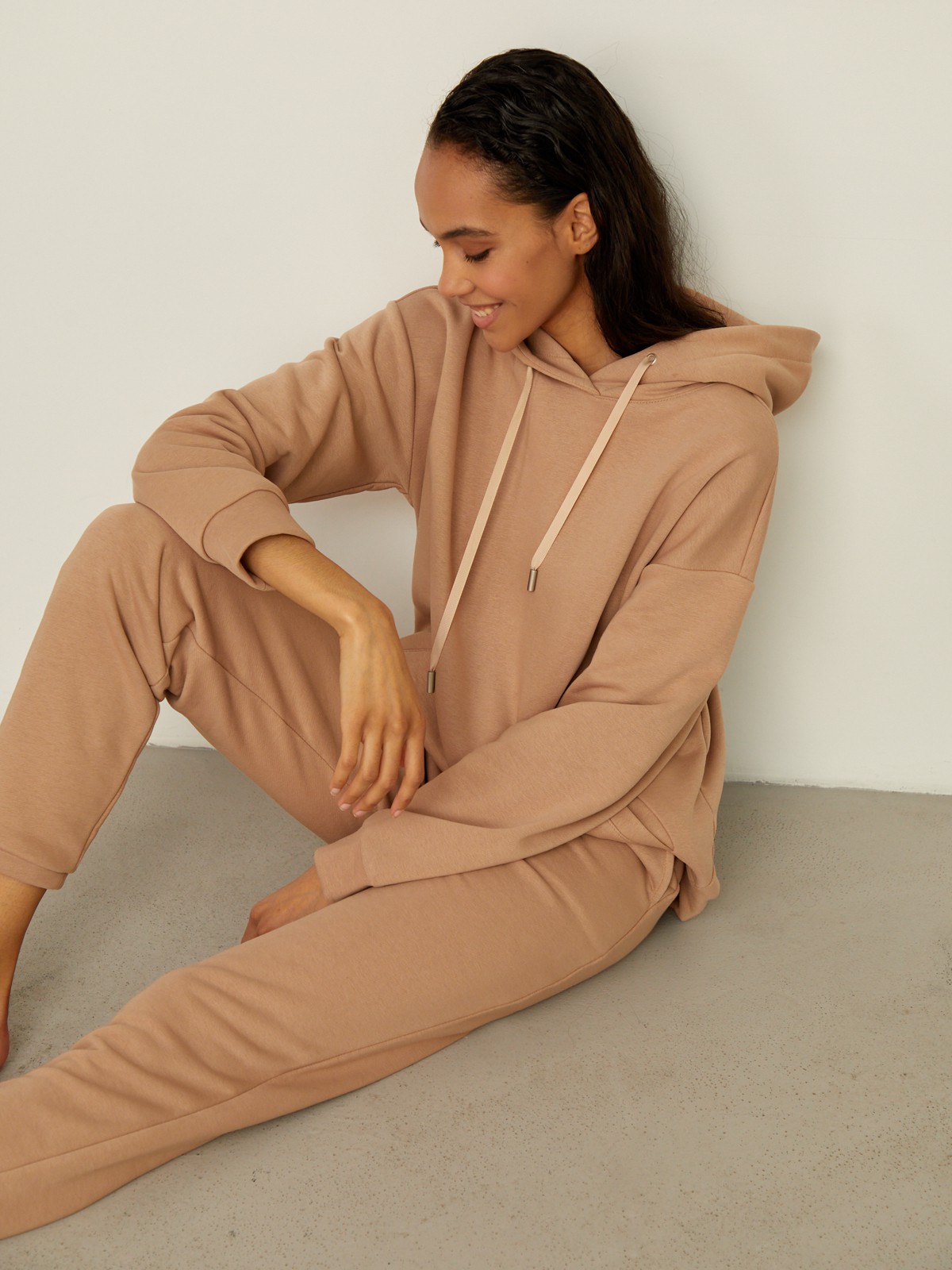 Худи свободного силуэта. Модель дополнена регулируемым капюшоном и двумя карманами. Дополните расслабленный образ спортивными брюками в тон.

На модели размер XS