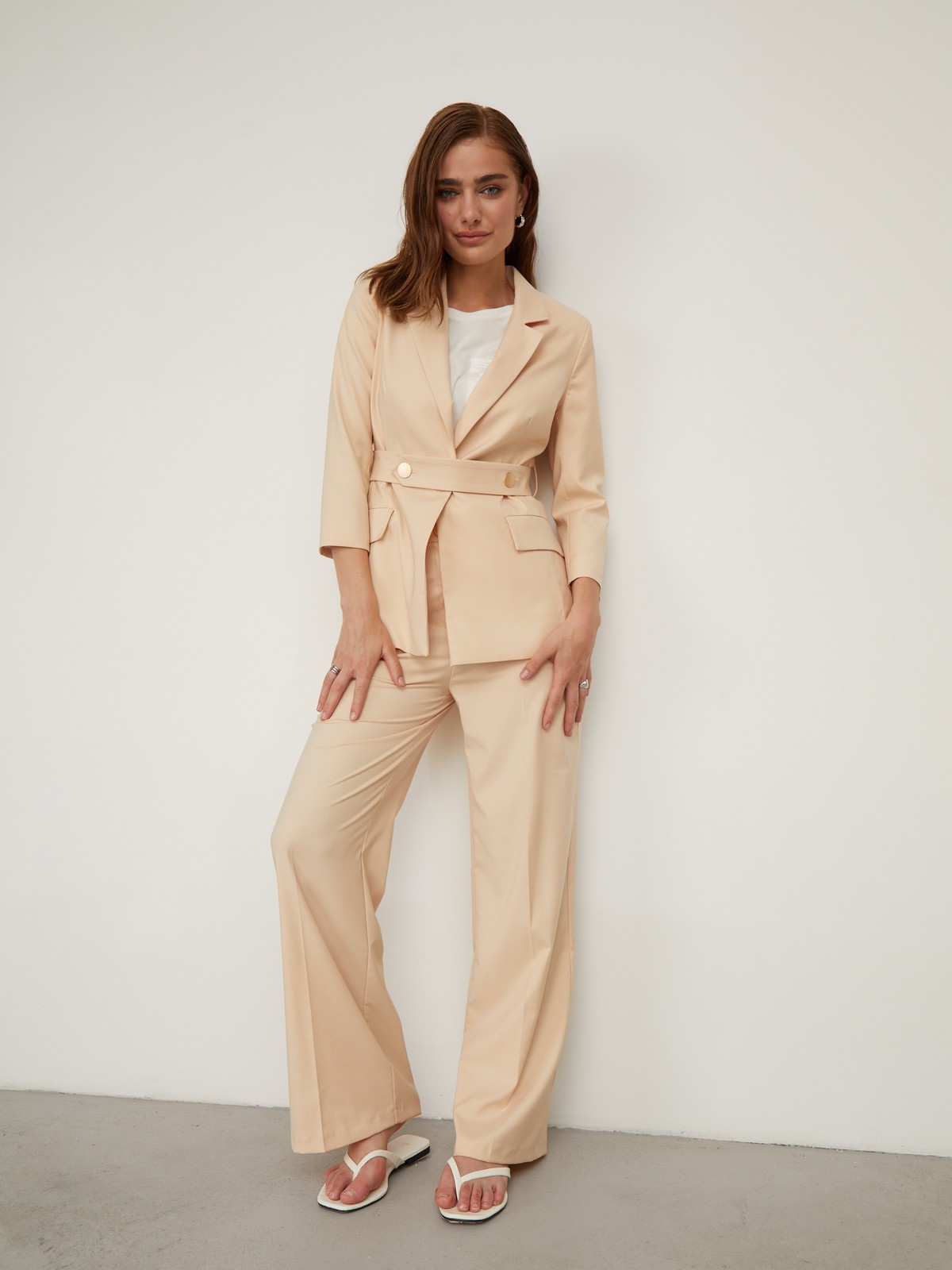 Брюки PA024, цвет: бежевый Allweneed Широкие брюки на высокой талии с затёжкой на две пуговицы и молнию. В сочетаниис обувью на каблуках удлиняют ноги и вытягивают рост.
На модели размер XS