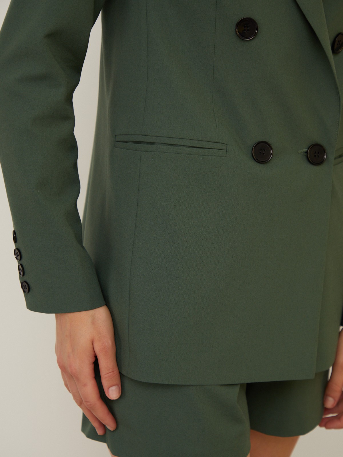 




Двубортный жакет прямого кроя из плотной костюмной ткани. Прорезные карманы и заостренные лацканы. Пуговицы создают контрастный акцент.

На модели размер XS