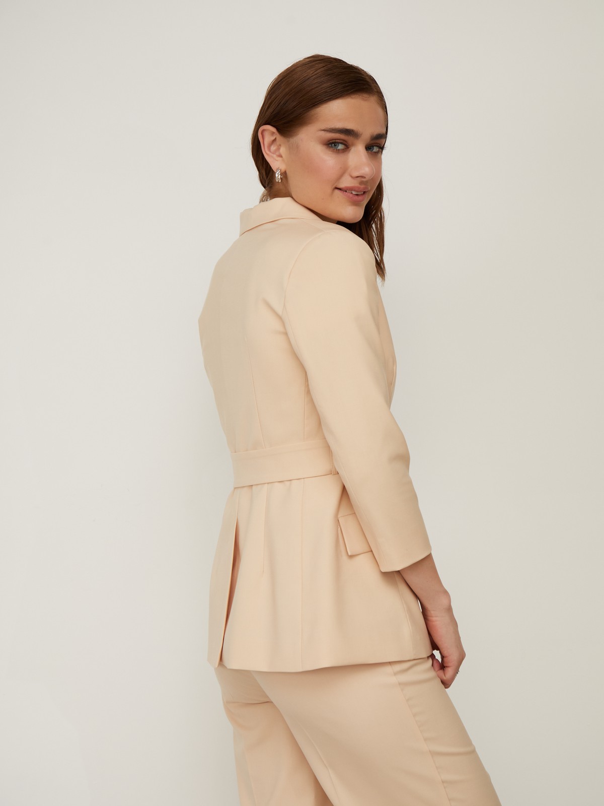 Жакет JA016, цвет: бежевый Allweneed Слегка приталенный однобортный жакетс застёжкой на одну пуговицу,дополнен поясом в тон. Особенность данной модели - рукав три четверти, облегченный вариант для жаркого лета.
На модели размер XS