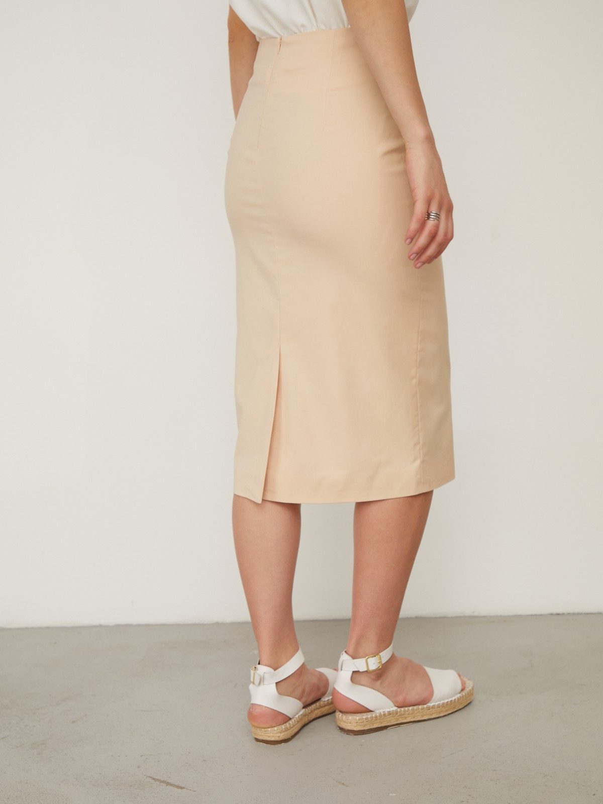 Юбка-карандаш с драпировкой на поясе, цвет: бежевый Allweneed
Юбка-карандаш оформлена декоративной драпировкой и поясом с широкой круглой пряжкой. Шлица для удобства ходьбы сзади. Модель идеально подчеркнет фигуру и поможет создать стильный деловой образ.
На модели размер M