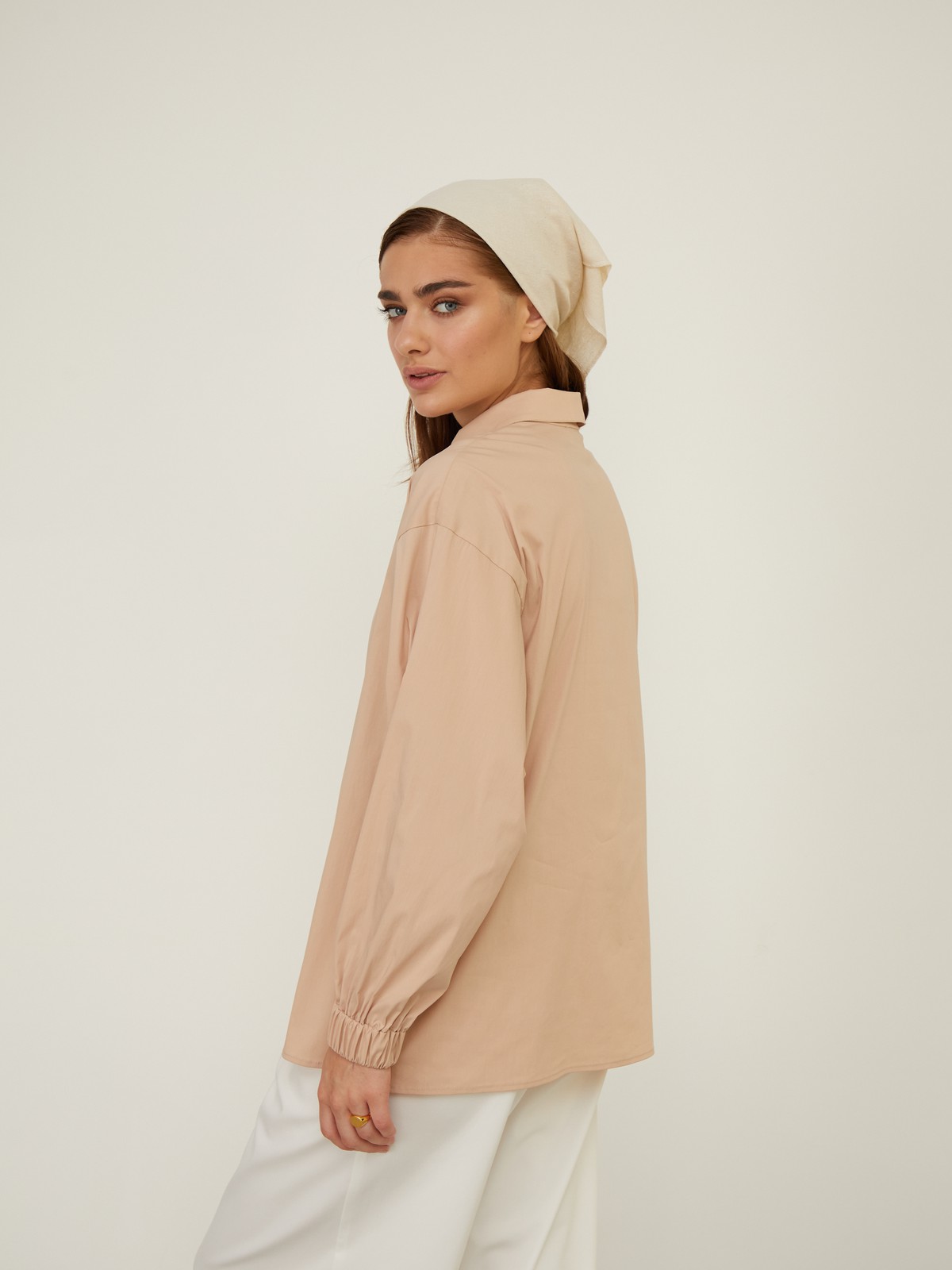 Рубашка с резинкой на манжетах. Свободного кроя с пышными рукавами.Модель выполнена из мягкой и приятной к телу ткани высокого качества. Отлично сочетается с джинсами mom-fit и юбками длины миди. Из обуви выбирайте изящные лодочки или обувь на плоском ходу.

На модели размер S