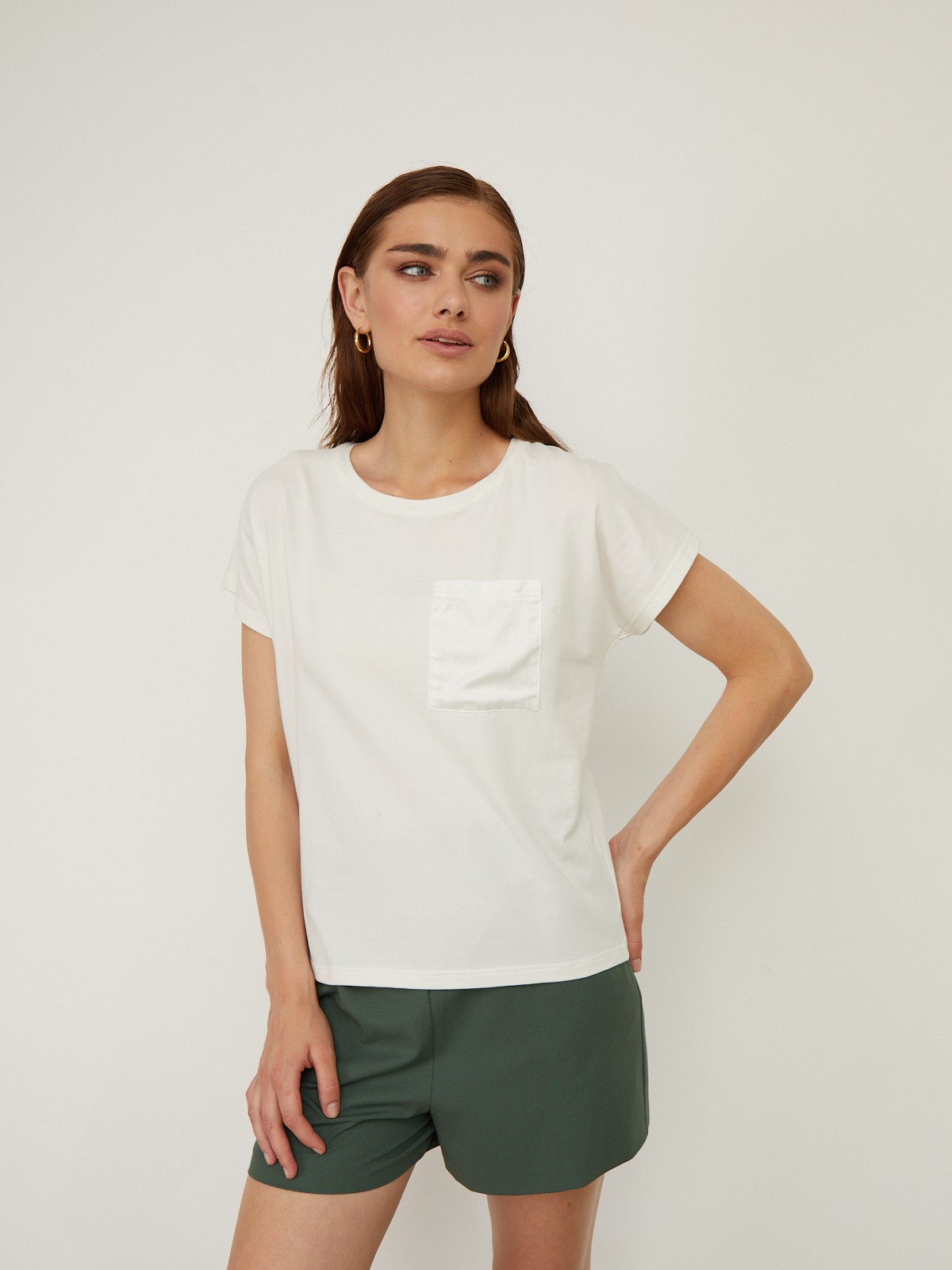 


Футболка классического прямого кроя с цельнокройными рукавами. Одинарный нагрудный карман как лаконичный акцент дизайна.

На модели размер S