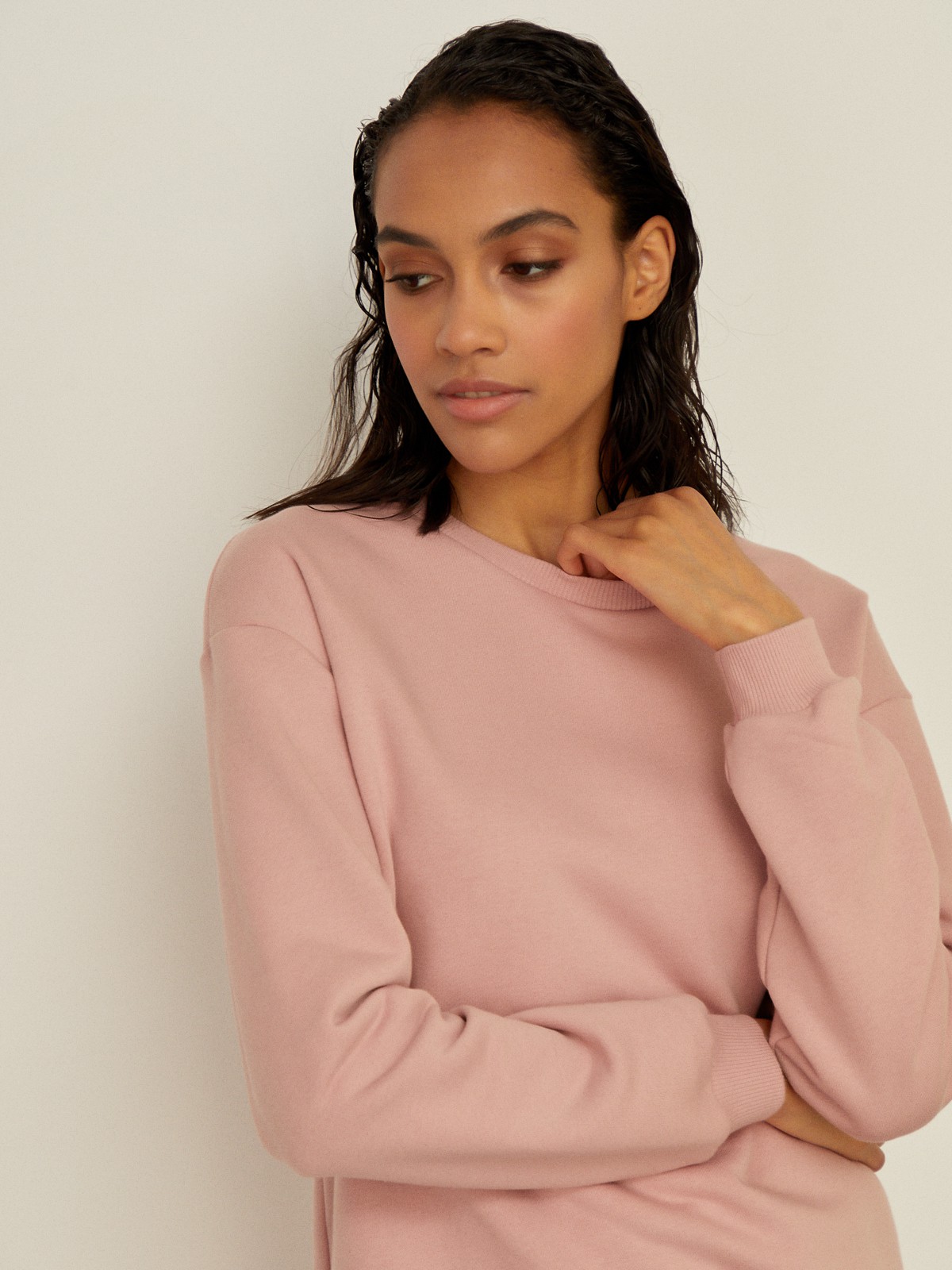 


Свитшот с длинным рукавом. Модель свободного кроя со спущенной плечевой линией и эластичной окантовкой у манжетов и выреза.

На модели размер XS/S