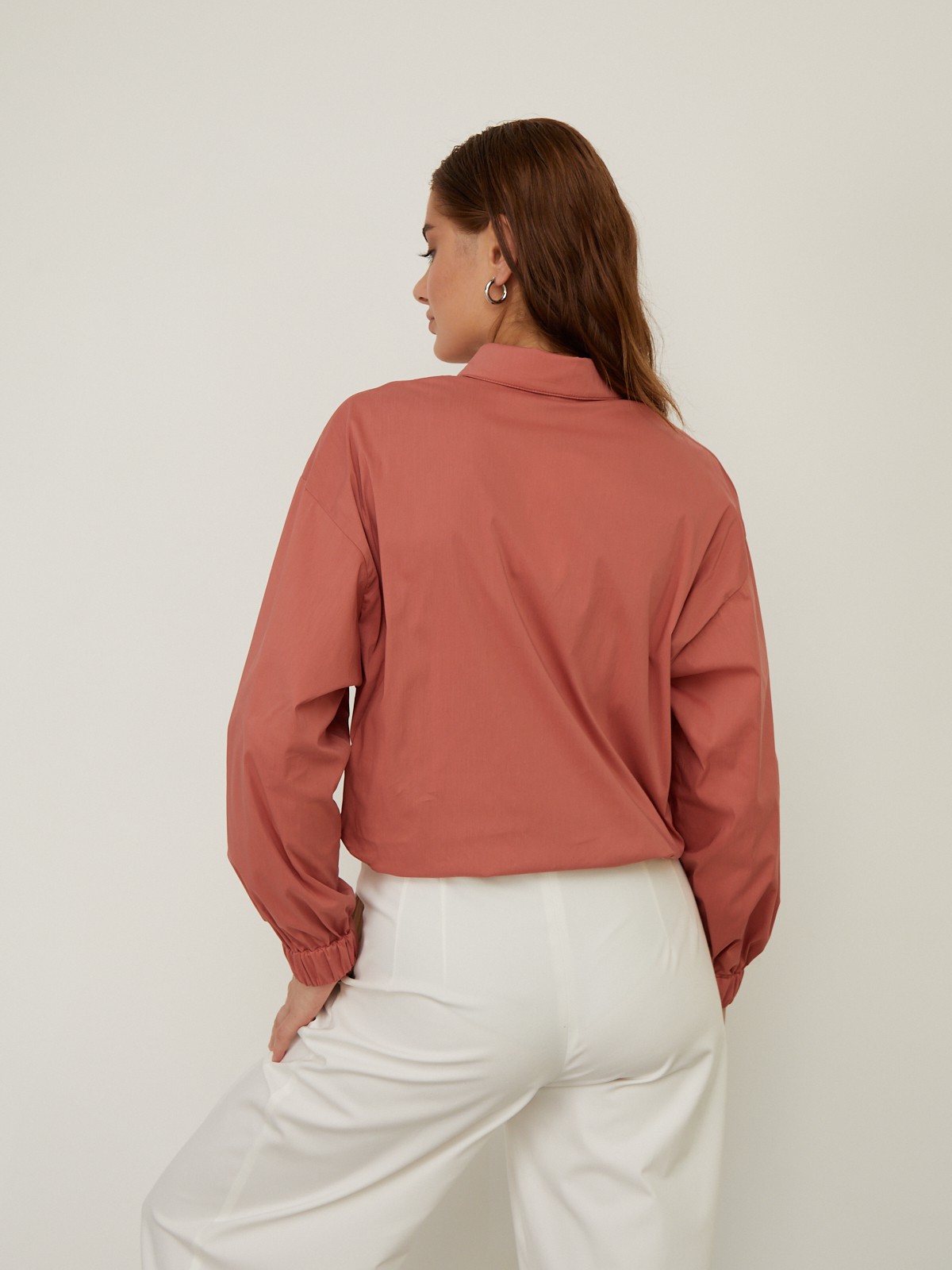 Рубашка с резинкой на манжетах, цвет: терракотовый Allweneed Рубашка с резинкой на манжетах. Свободного кроя с пышными рукавами.Модель выполнена из мягкой и приятной к телу ткани высокого качества. Отлично сочетается с джинсами mom-fit и юбками длины миди. Из обуви выбирайте изящные лодочки или обувь на плоском ходу.
На модели размер S