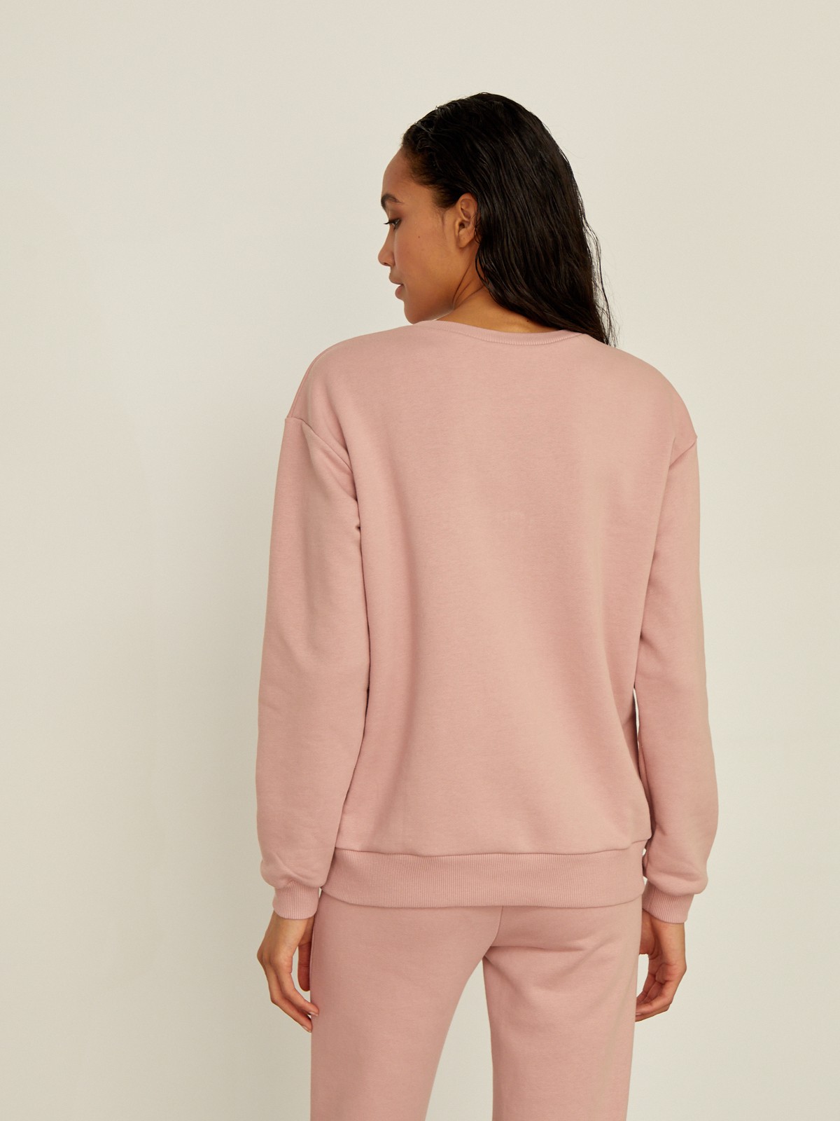 


Свитшот с длинным рукавом. Модель свободного кроя со спущенной плечевой линией и эластичной окантовкой у манжетов и выреза.

На модели размер XS/S