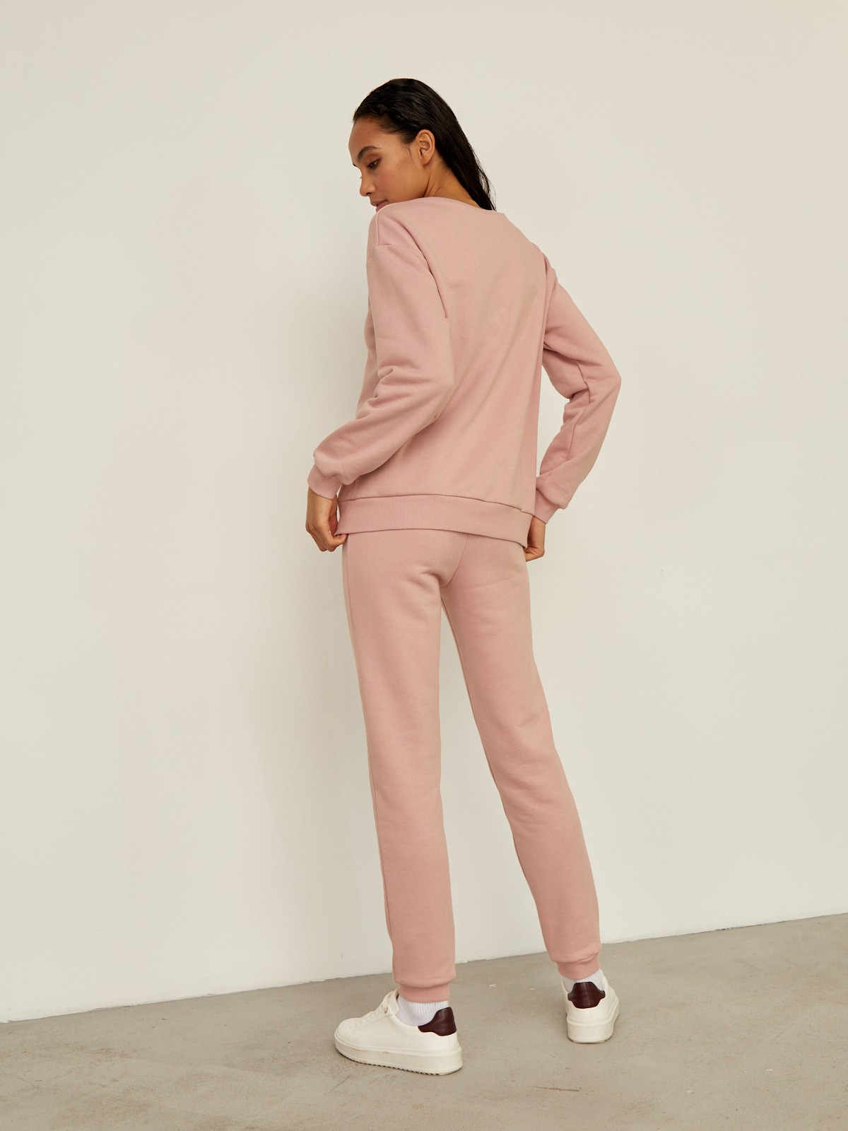 Брюки свободного силуэта на резинке. Модель дополнена манжетами из основной ткани по низу изделия. Сочетайте брюки со спортивной обувью, базовыми футбoлками и свитшoтами.

На модели размер XS/S