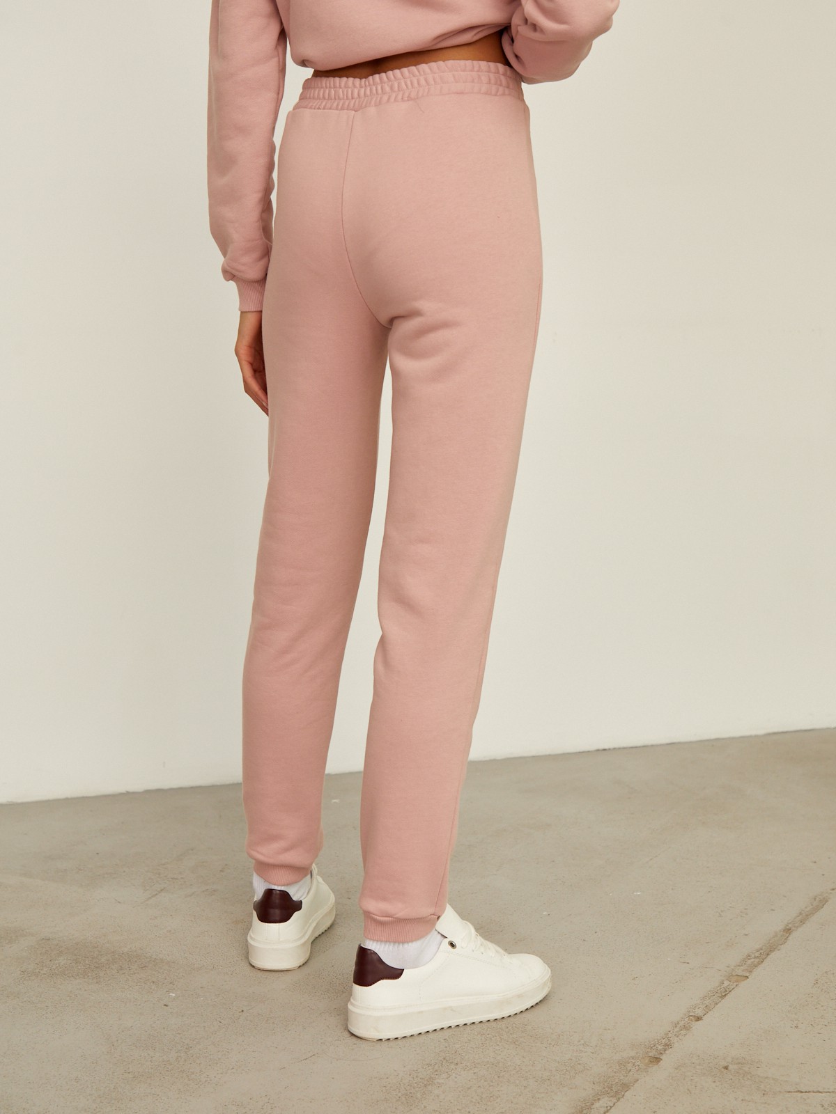 Брюки свободного силуэта на резинке. Модель дополнена манжетами из основной ткани по низу изделия. Сочетайте брюки со спортивной обувью, базовыми футбoлками и свитшoтами.

На модели размер XS/S