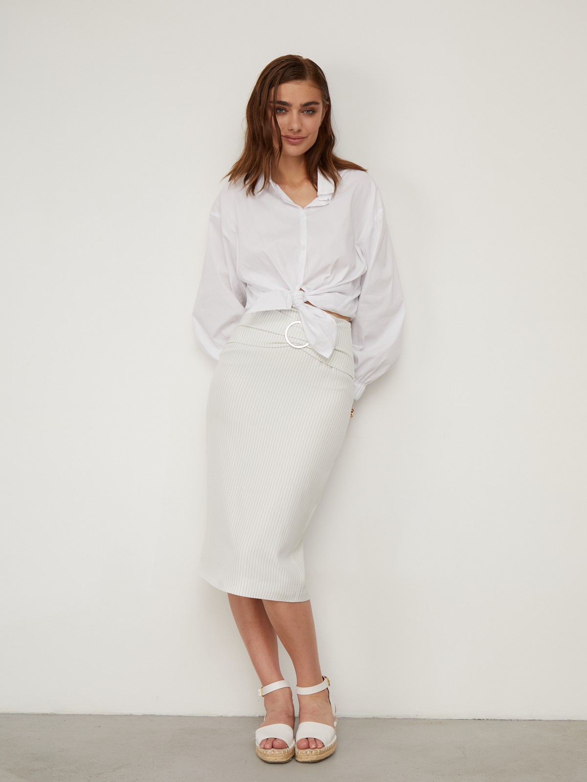 


Юбка-карандаш оформлена декоративной драпировкой и поясом с широкой круглой пряжкой. Шлица для удобства ходьбы сзади. Модель идеально подчеркнет фигуру и поможет создать стильный деловой образ.

На модели размер M