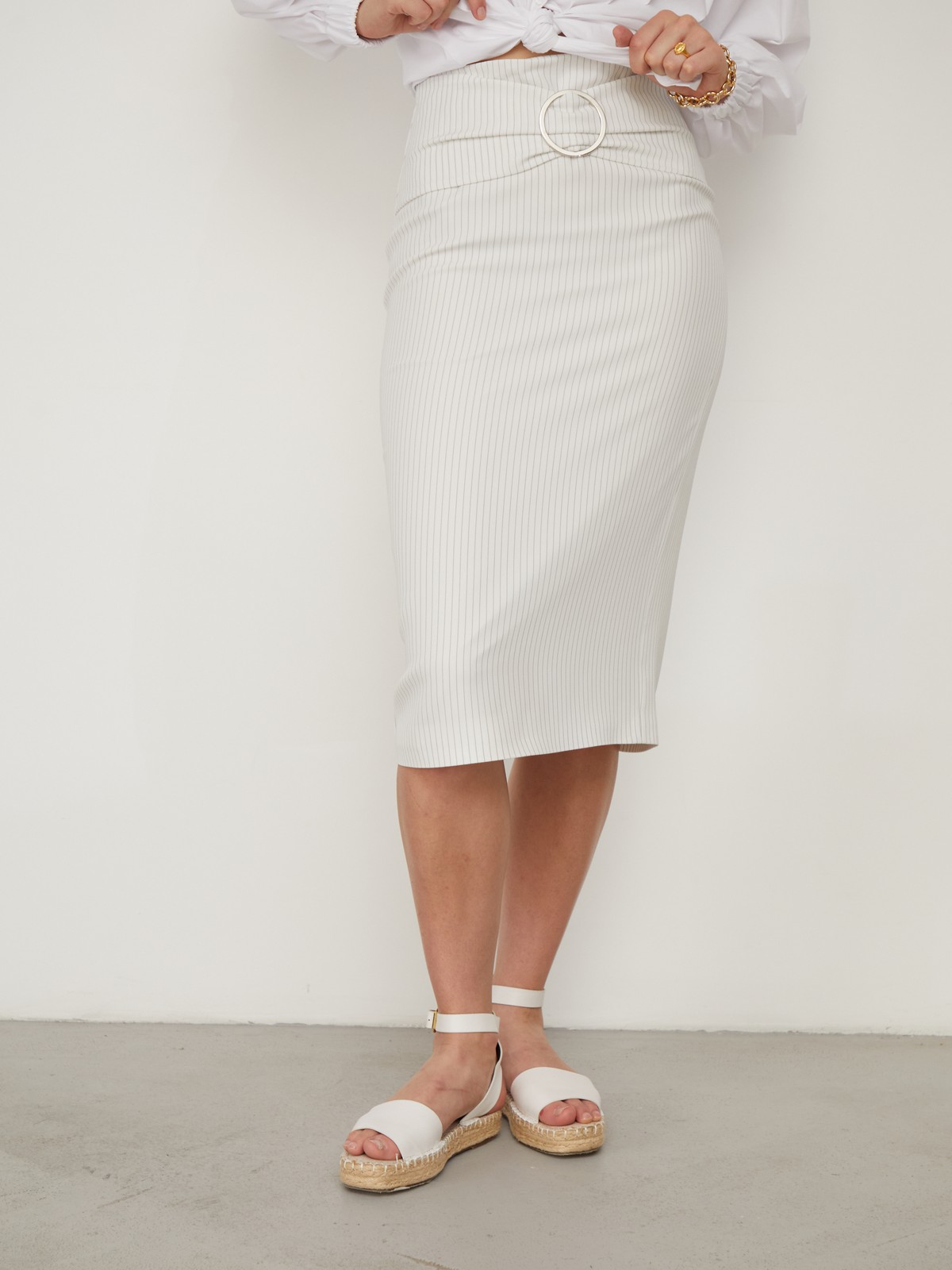 


Юбка-карандаш оформлена декоративной драпировкой и поясом с широкой круглой пряжкой. Шлица для удобства ходьбы сзади. Модель идеально подчеркнет фигуру и поможет создать стильный деловой образ.

На модели размер M