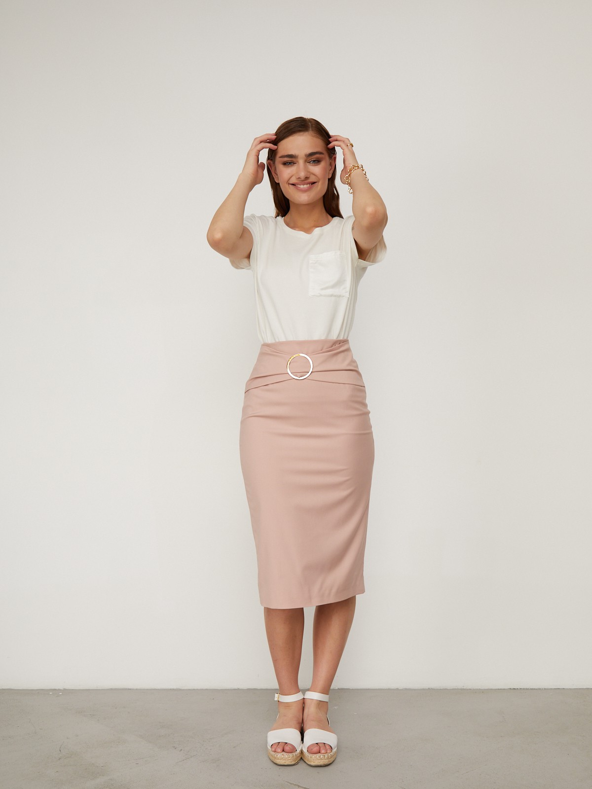 Юбка-карандаш с драпировкой на поясе, цвет: светло-розовый Allweneed
Юбка-карандаш оформлена декоративной драпировкой и поясом с широкой круглой пряжкой. Шлица для удобства ходьбы сзади. Модель идеально подчеркнет фигуру и поможет создать стильный деловой образ.
На модели размер M