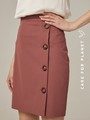 Прямая юбка длины мини на высокой посадке. модель дополнена 4 декоративными пуговицами по левому боку. Верхний срез обработан отрезным поясом.
Цветомодели кэмел и терракотовый на 35% выполнены из переработанного пластика.

На модели размер XS

