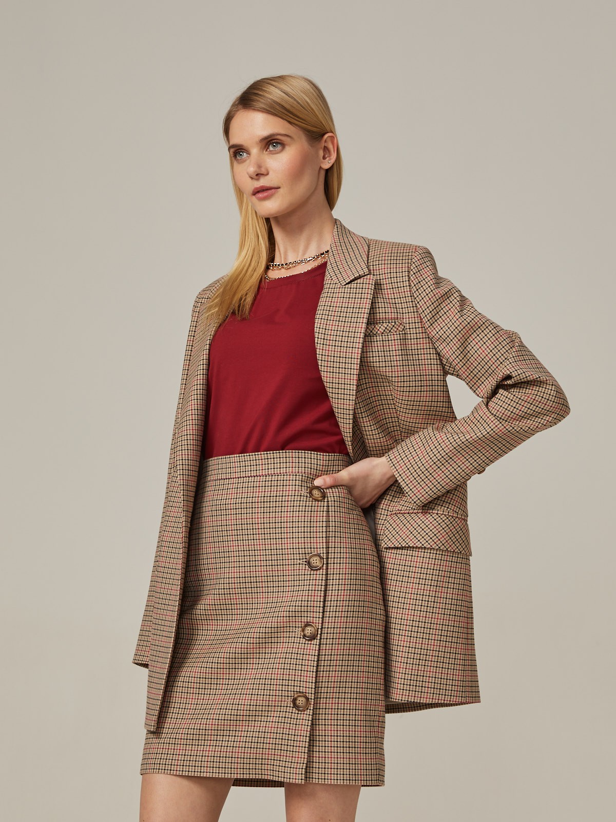 Прямая юбка длины мини на высокой посадке. модель дополнена 4 декоративными пуговицами по левому боку. Верхний срез обработан отрезным поясом.
Цветомодели кэмел и терракотовый на 35% выполнены из переработанного пластика.

На модели размер XS

