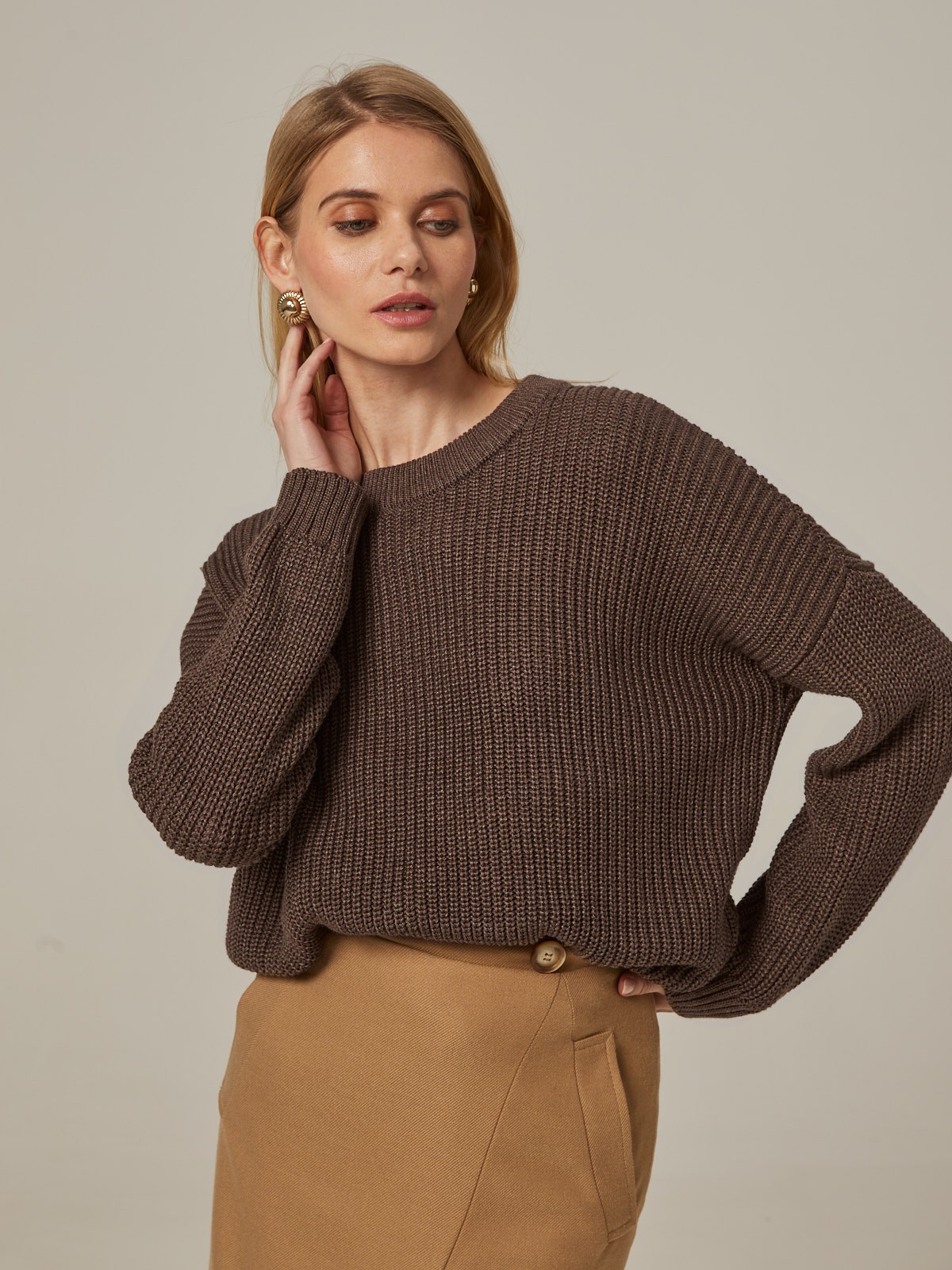 Хлопковый свитер крупной вязки с круглым вырезом. В нем удобно и уютно, его обладательница будет выглядеть как никогда женственно и изящно. Нежный хлопок дышит и позволяет поддерживать оптимальный температурный режим.

На модели размер one size