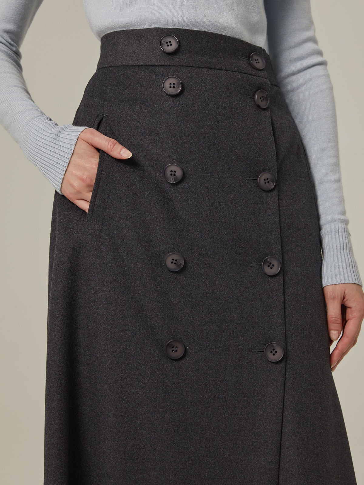 Двубортная юбка, расширенная к низу, с отрезным поясом, застегивающимся на 5 пуговиц и 5 глазковых петель. Юбку можно сочетать как со строгой рубашкой, так и с расслабленной блузой для вечернего выхода.

На модели размер XS