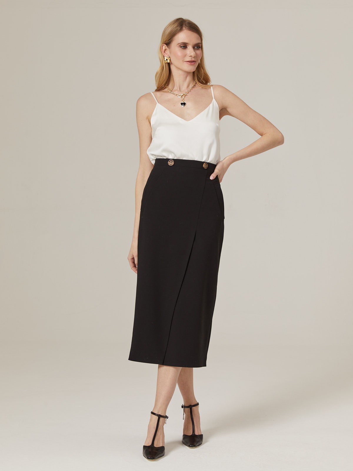 Юбка-карандаш с запАхом длины миди, дополнена карманами-листочками и пуговицей на поясе. Застегивается на потайную молнию на спинку. Сочетайте с объемным верхом: рубашкой бойфренда,блузами с запАхом,футболками, трикотажем и топами в бельевом стиле.

На модели размер XS