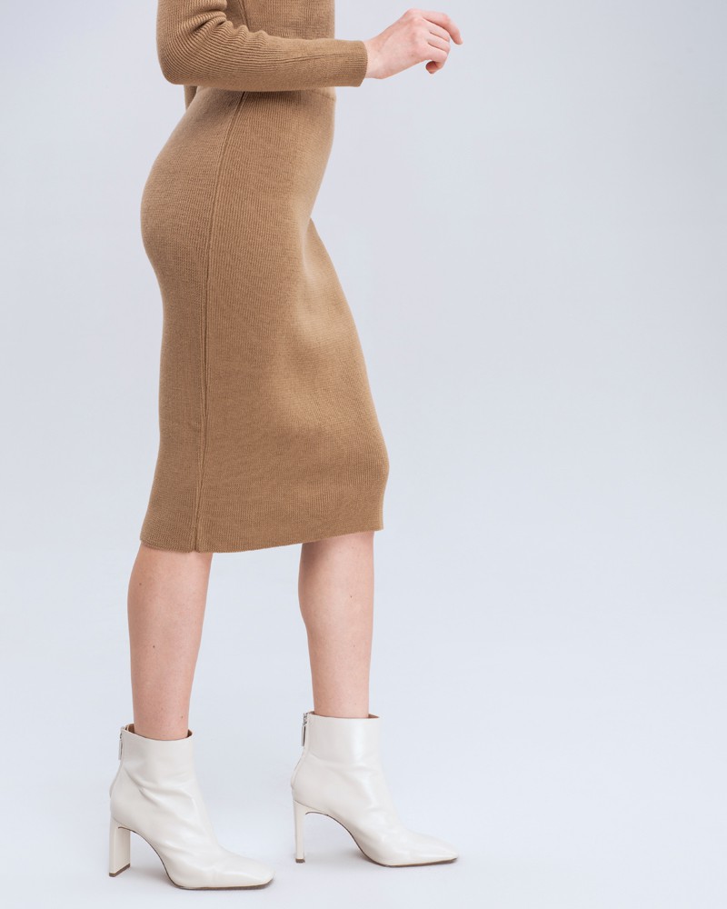 Юбка трикотажная миди, цвет: охра Allweneed Юбка длины миди из плотного шерстяного трикотажа слегка зауженная к низу. В сочетании с джемпером в тон позволит создать расслабленный образ в стиле casual.
На модели размер XS/S