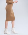 Юбка трикотажная миди, цвет: охра Allweneed Юбка длины миди из плотного шерстяного трикотажа слегка зауженная к низу. В сочетании с джемпером в тон позволит создать расслабленный образ в стиле casual.
На модели размер XS/S