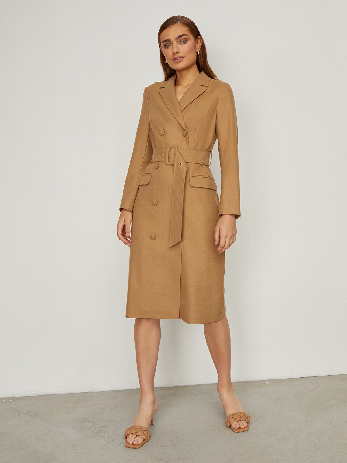 Двубортное платье-жакет длины миди с посадкой по фигуре. Дополнено поясом в тон с обтяжной пряжкой в тон, который идеально подчеркивает талию,и клапанами на карманах. С ним Вы можете собрать элегантый, вечерный или деловыйобраз. Дополните платье босоножками или лодочками и отправляйтесь на вечеринку.

На модели размер M