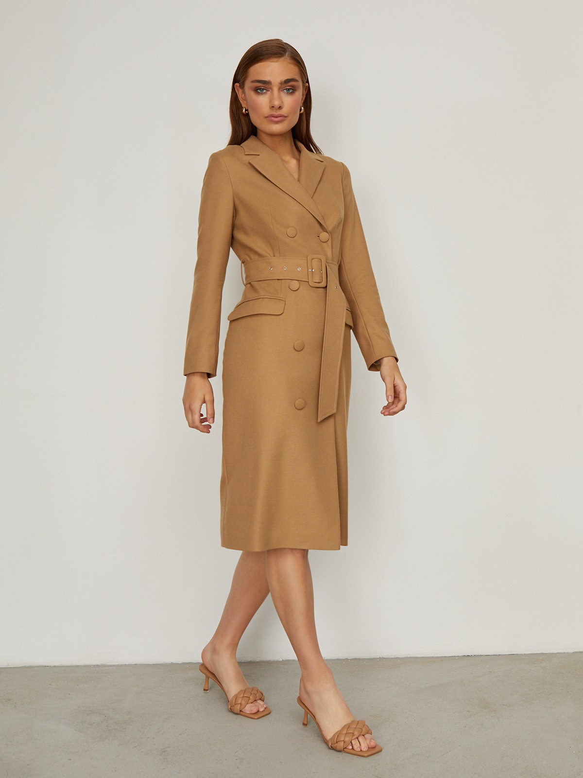 Двубортное платье-жакет длины миди с посадкой по фигуре. Дополнено поясом в тон с обтяжной пряжкой в тон, который идеально подчеркивает талию,и клапанами на карманах. С ним Вы можете собрать элегантый, вечерный или деловыйобраз. Дополните платье босоножками или лодочками и отправляйтесь на вечеринку.

На модели размер M