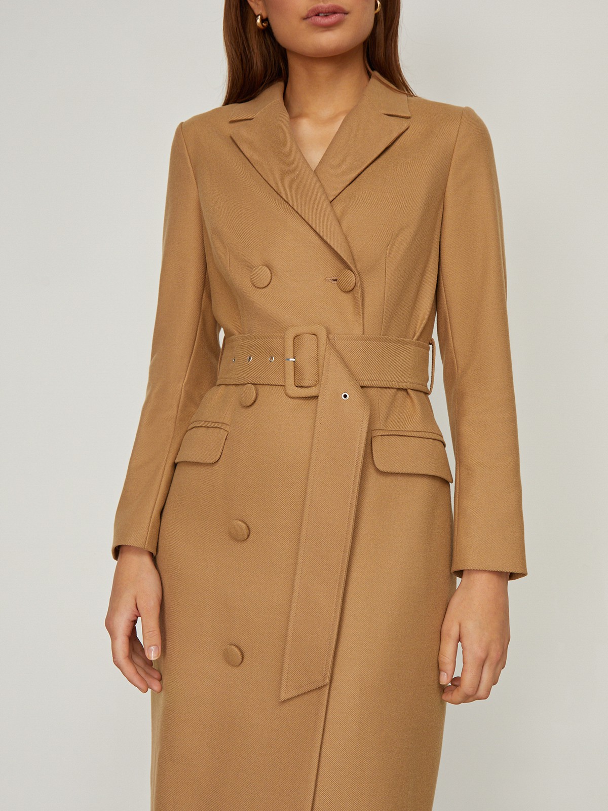 Двубортное платье-жакет длины миди с посадкой по фигуре. Дополнено поясом в тон с обтяжной пряжкой в тон, который идеально подчеркивает талию,и клапанами на карманах. С ним Вы можете собрать элегантый, вечерный или деловыйобраз. Дополните платье босоножками или лодочками и отправляйтесь на вечеринку.

На модели размер M