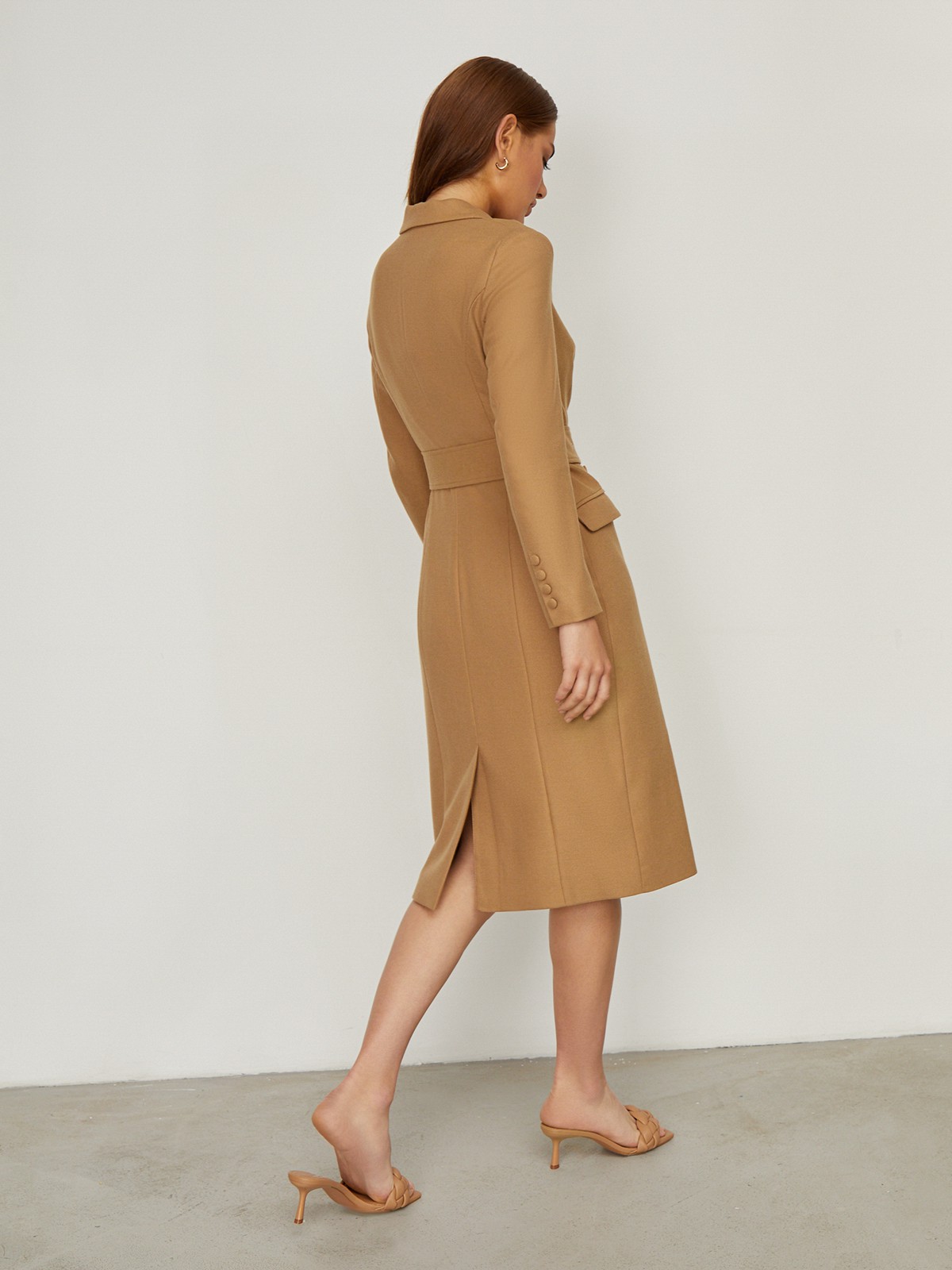 Двубортное платье-жакет длины миди с посадкой по фигуре. Дополнено поясом в тон с обтяжной пряжкой в тон, который идеально подчеркивает талию,и клапанами на карманах. С ним Вы можете собрать элегантый, вечерный или деловыйобраз. Дополните платье босоножками или лодочками и отправляйтесь на вечеринку.

На модели размер M