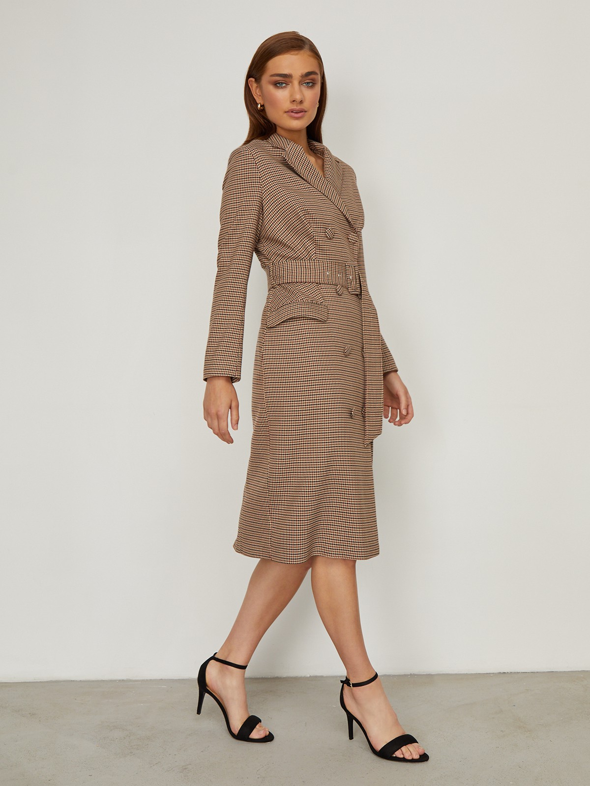 Двубортное платье-жакет длины миди с посадкой по фигуре. Дополнено поясом в тон с обтяжной пряжкой в тон, который идеально подчеркивает талию,и клапанами на карманах. С ним Вы можете собрать элегантый, вечерный или деловыйобраз. Дополните платье босоножками или лодочками и отправляйтесь на вечеринку.

На модели размер M