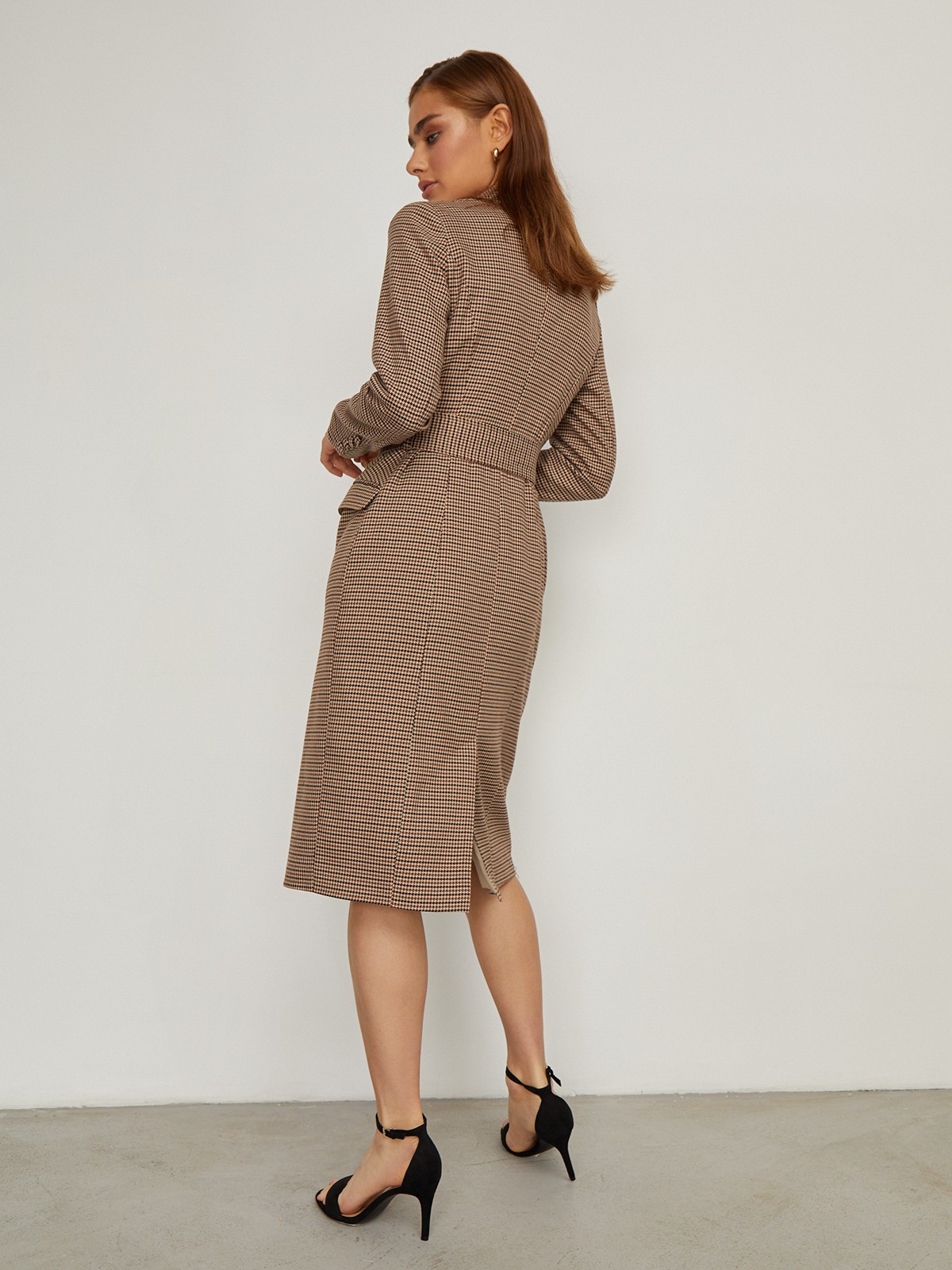 Двубортное платье-жакет длины миди с посадкой по фигуре. Дополнено поясом в тон с обтяжной пряжкой в тон, который идеально подчеркивает талию,и клапанами на карманах. С ним Вы можете собрать элегантый, вечерный или деловыйобраз. Дополните платье босоножками или лодочками и отправляйтесь на вечеринку.

На модели размер M