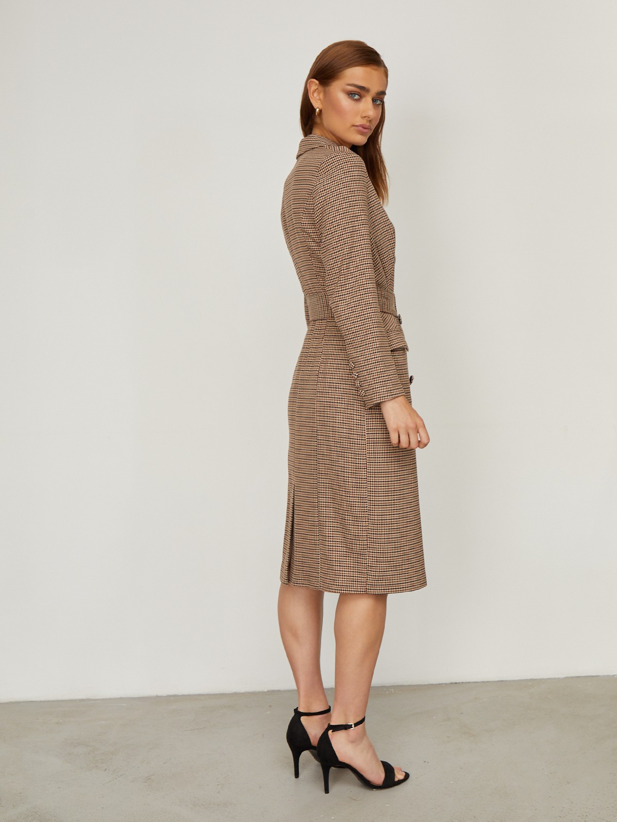 Двубортное платье-жакет длины миди с посадкой по фигуре. Дополнено поясом в тон с обтяжной пряжкой в тон, который идеально подчеркивает талию,и клапанами на карманах. С ним Вы можете собрать элегантый, вечерный или деловыйобраз. Дополните платье босоножками или лодочками и отправляйтесь на вечеринку.

На модели размер M