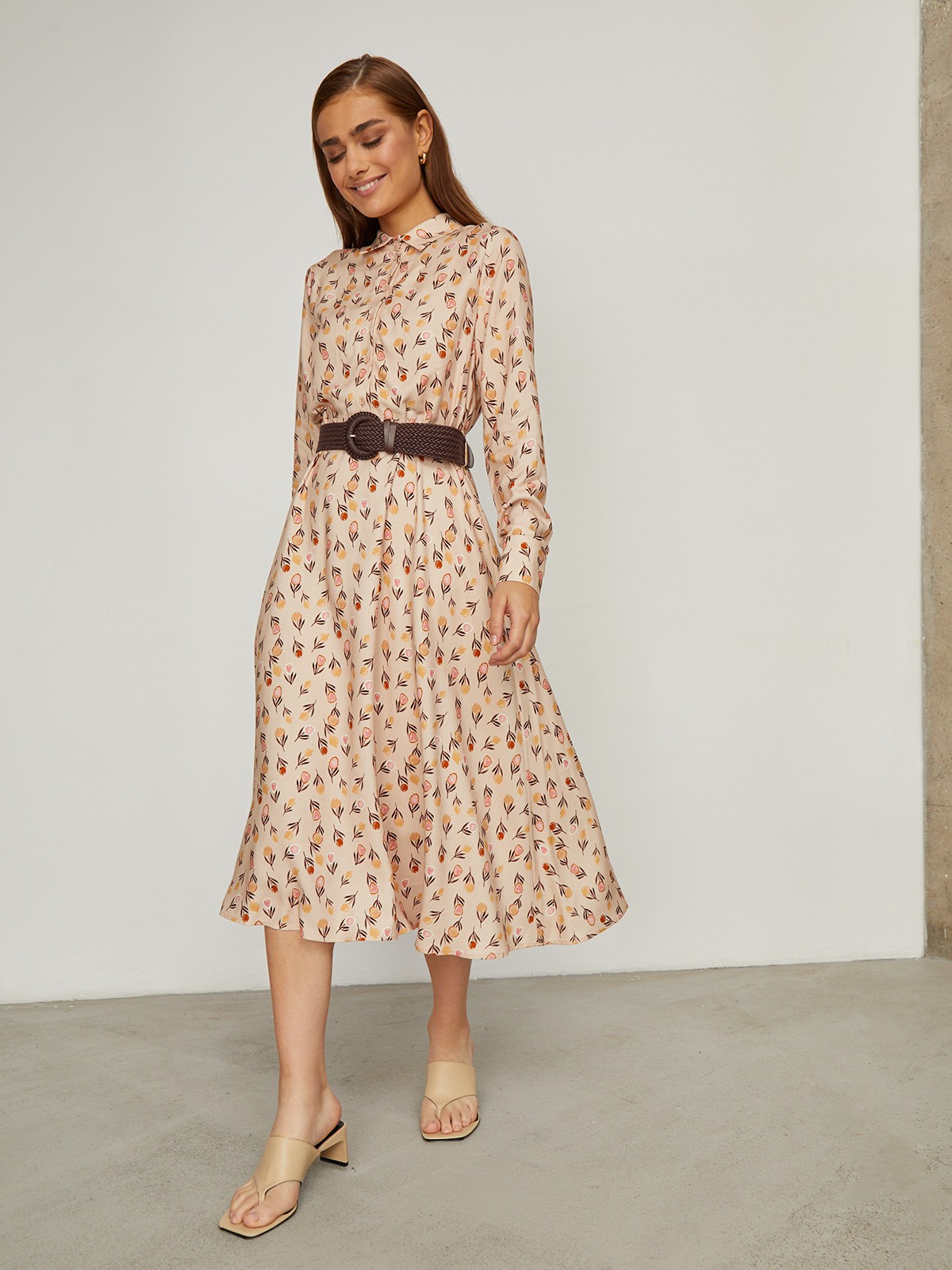 Платье-рубашка длины миди. Модель дополнена воротником-стойкой. В комплекте к платью прилагается съемный пояс, который подчеркнет ваш женственный силуэт. Добавьте аксессуары и ваш легкий и соблазнительный образ готов.

На модели размер S