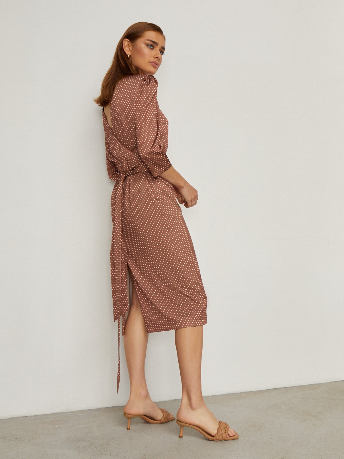 Платье-футляр миди с объемными рукавами. Пояс из основной ткани, подчеркивающий фигуру. Углубленный вырез на спине.Выполнено из легкой ткани из полиэстра с добавлением вискозы.

На модели размер M