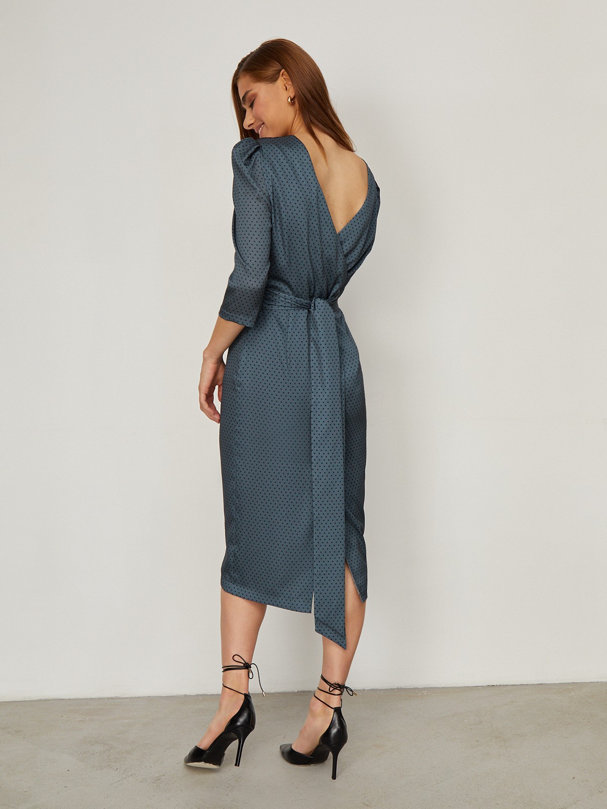 Платье-футляр миди с объемными рукавами. Пояс из основной ткани, подчеркивающий фигуру. Углубленный вырез на спине.Выполнено из легкой ткани из полиэстра с добавлением вискозы.

На модели размер M