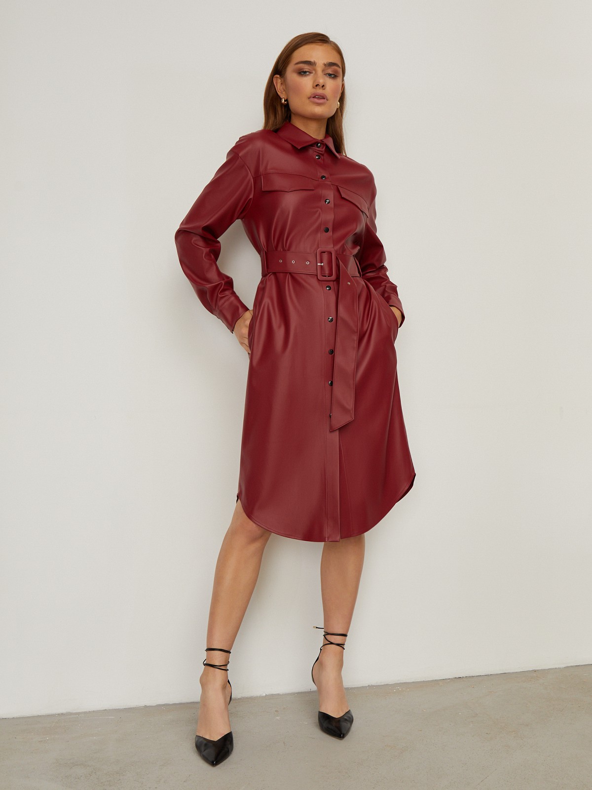 Платье-рубашка длины миди, выполненное из эко-кожи.Модель дополнена воротником-стойкой и двумя нагрудными карманами с клапанами. В комплекте к платью прилагается съемный пояс, который подчеркнет ваш женственный силуэт. Добавьте аксессуары и ваш легкий и соблазнительный образ готов.

На модели размер M