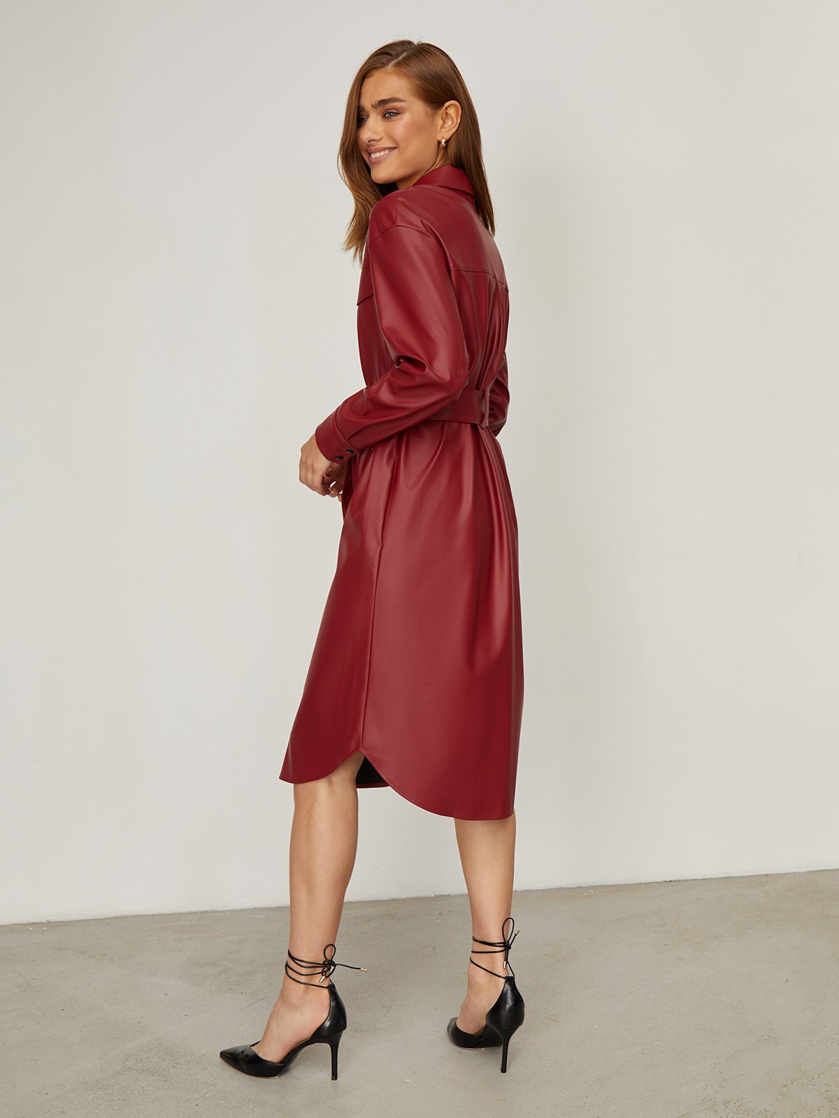 Платье-рубашка длины миди, выполненное из эко-кожи.Модель дополнена воротником-стойкой и двумя нагрудными карманами с клапанами. В комплекте к платью прилагается съемный пояс, который подчеркнет ваш женственный силуэт. Добавьте аксессуары и ваш легкий и соблазнительный образ готов.

На модели размер M