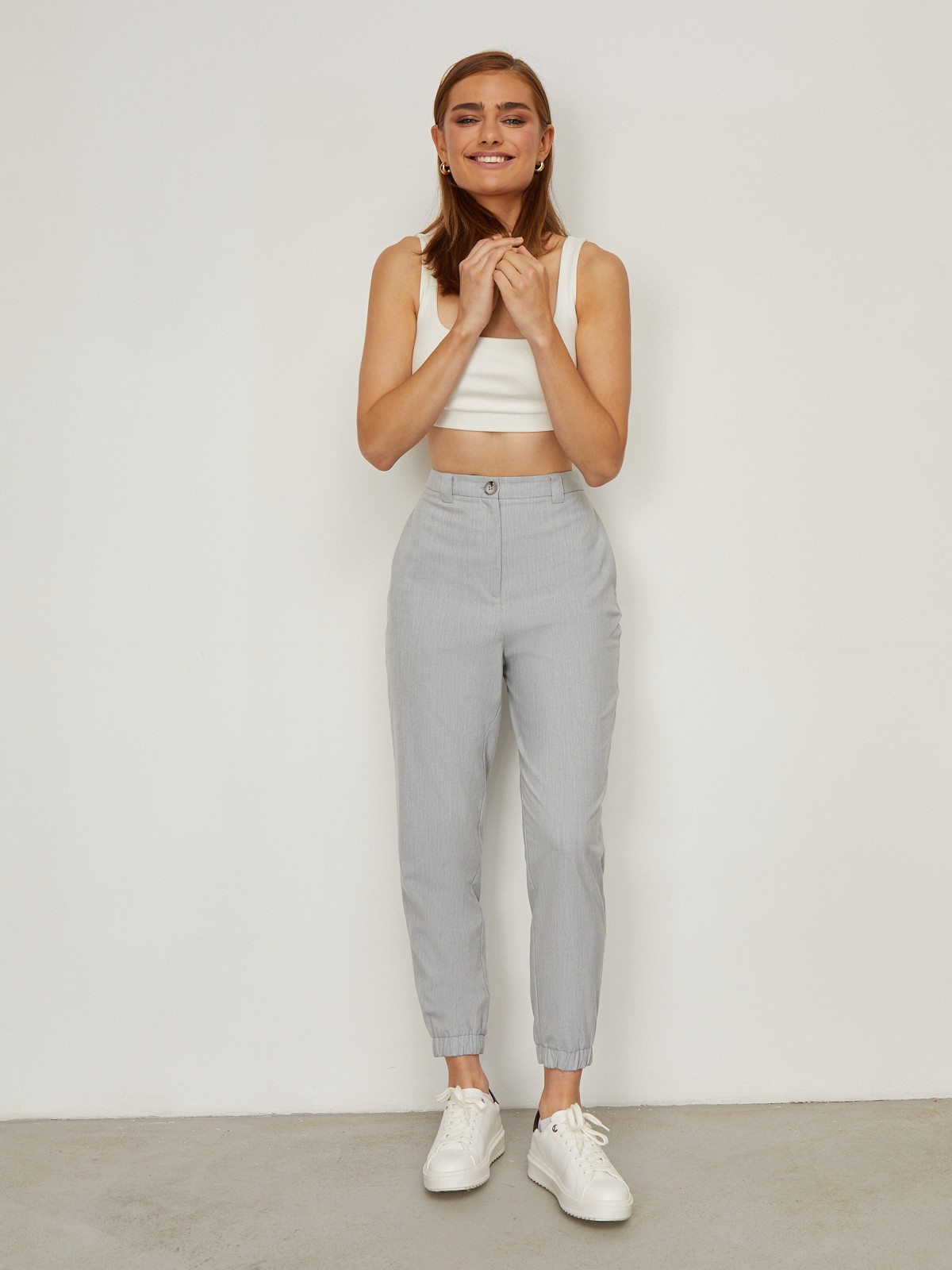 Брюки-бананы с резинкой по низу, цвет: серый меланж Allweneed Брюки-бананы с резинкой по низу.Широкие, с застежкой на молнию и пуговицу.Брюки подходят для расслабленного, спокойного образа с топами, рубашками oversize и обувью на плоском ходу.
На модели размер M