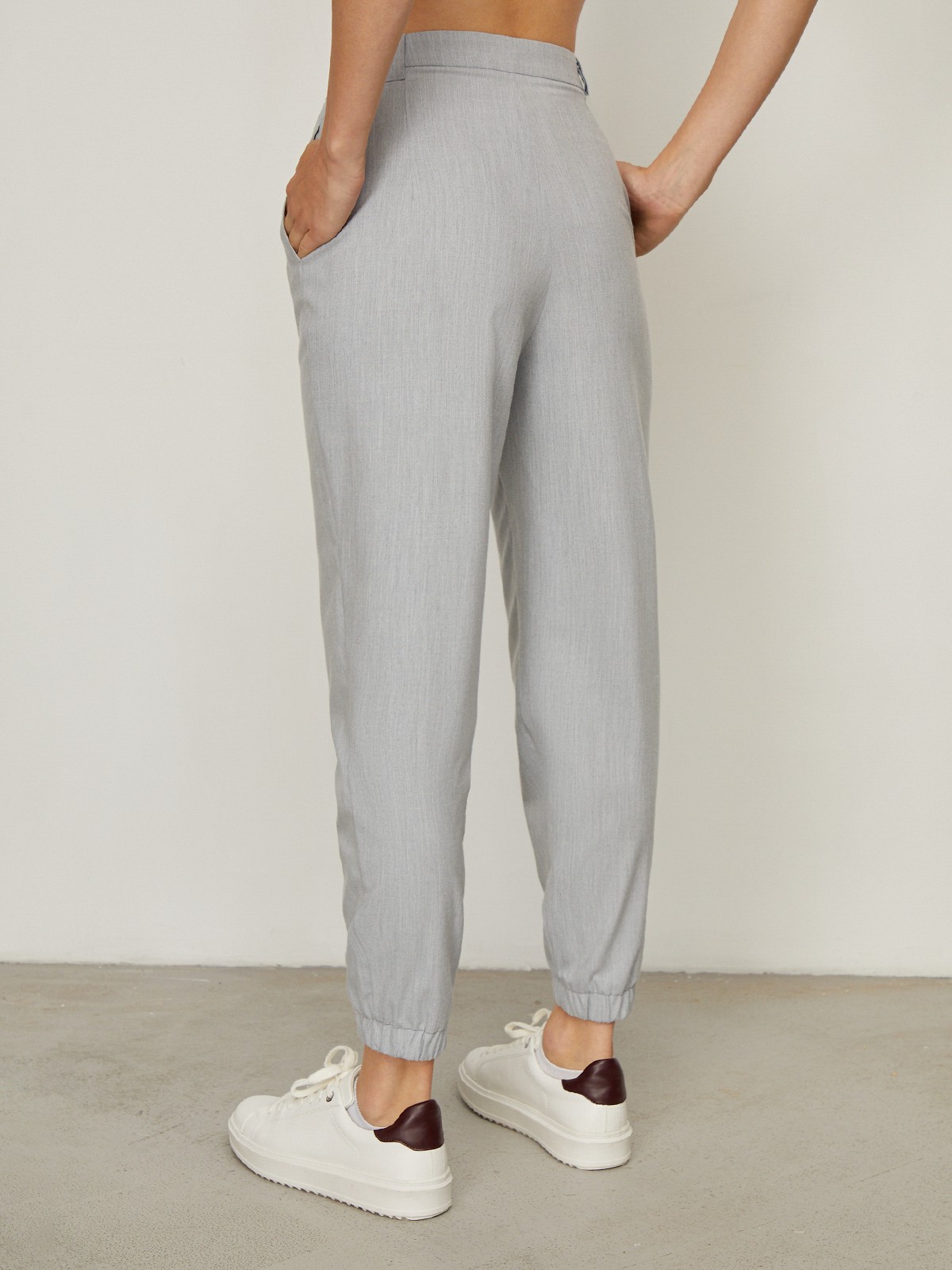 Брюки-бананы с резинкой по низу, цвет: серый меланж Allweneed Брюки-бананы с резинкой по низу.Широкие, с застежкой на молнию и пуговицу.Брюки подходят для расслабленного, спокойного образа с топами, рубашками oversize и обувью на плоском ходу.
На модели размер M