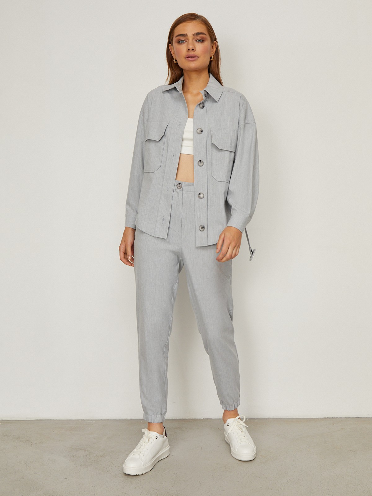 Брюки-бананы с резинкой по низу, цвет: серый меланж Allweneed Брюки-бананы с резинкой по низу.Широкие, с застежкой на молнию и пуговицу.Брюки подходят для расслабленного, спокойного образа с топами, рубашками oversize и обувью на плоском ходу.
На модели размер M