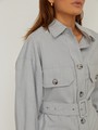 Рубашка-oversize с ремнем, цвет: серый меланж Allweneed Рубашкав стиле сафари с застежкой на пуговицах, из вискозы с добавлением хлопка.Дополнена накладными карманами на груди,талия подчеркиваетсяпоясомс пряжкой. Отличный вариант на замену классической рубашке. Дополнит любой образ с джинсами, юбкой-карандаш или брюками прямого кроя.
На модели размер XS/S